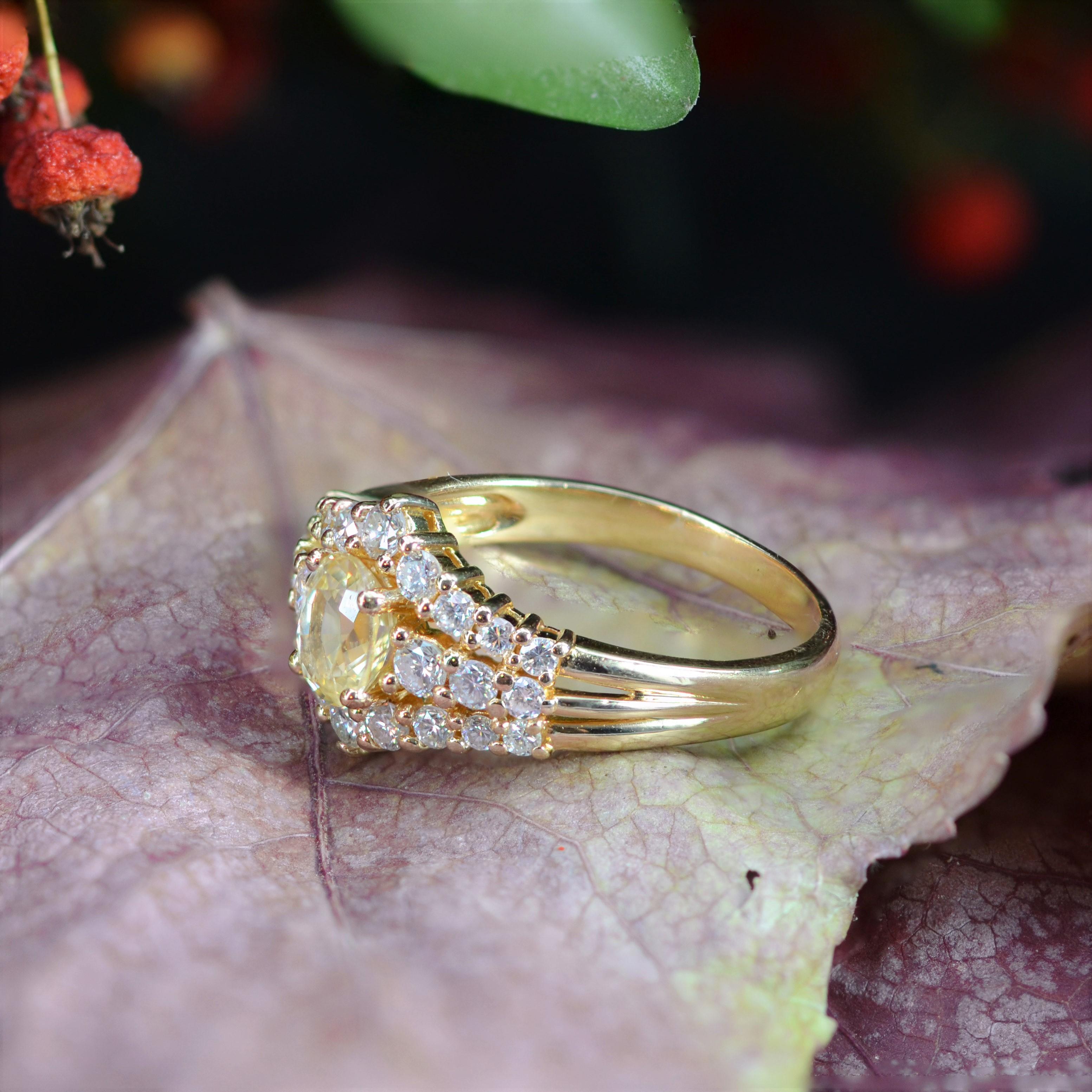 Modern Yellow Sapphire Diamonds 18 Karat Yellow Gold Ring For Sale 2