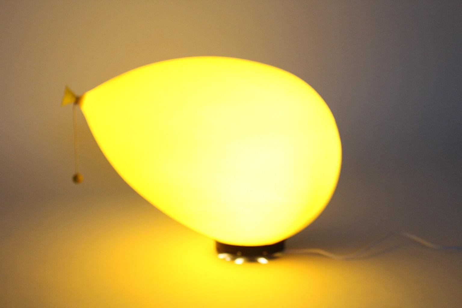 Lampe ballon moderne jaune vintage en plastique encastrée Yves Christin Italie années 1980 en vente 3