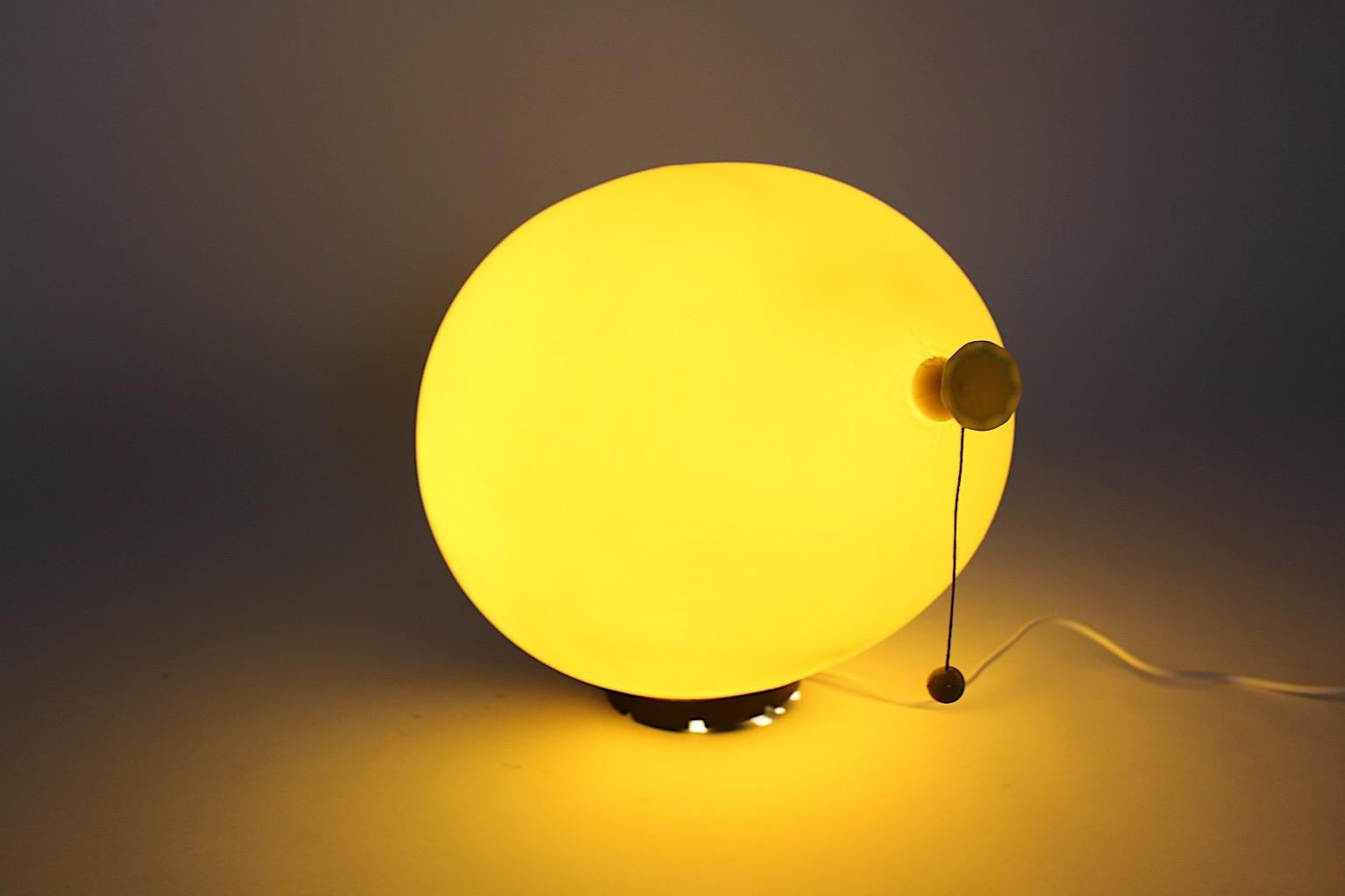 Lampe ballon moderne jaune vintage en plastique encastrée Yves Christin Italie années 1980 en vente 4