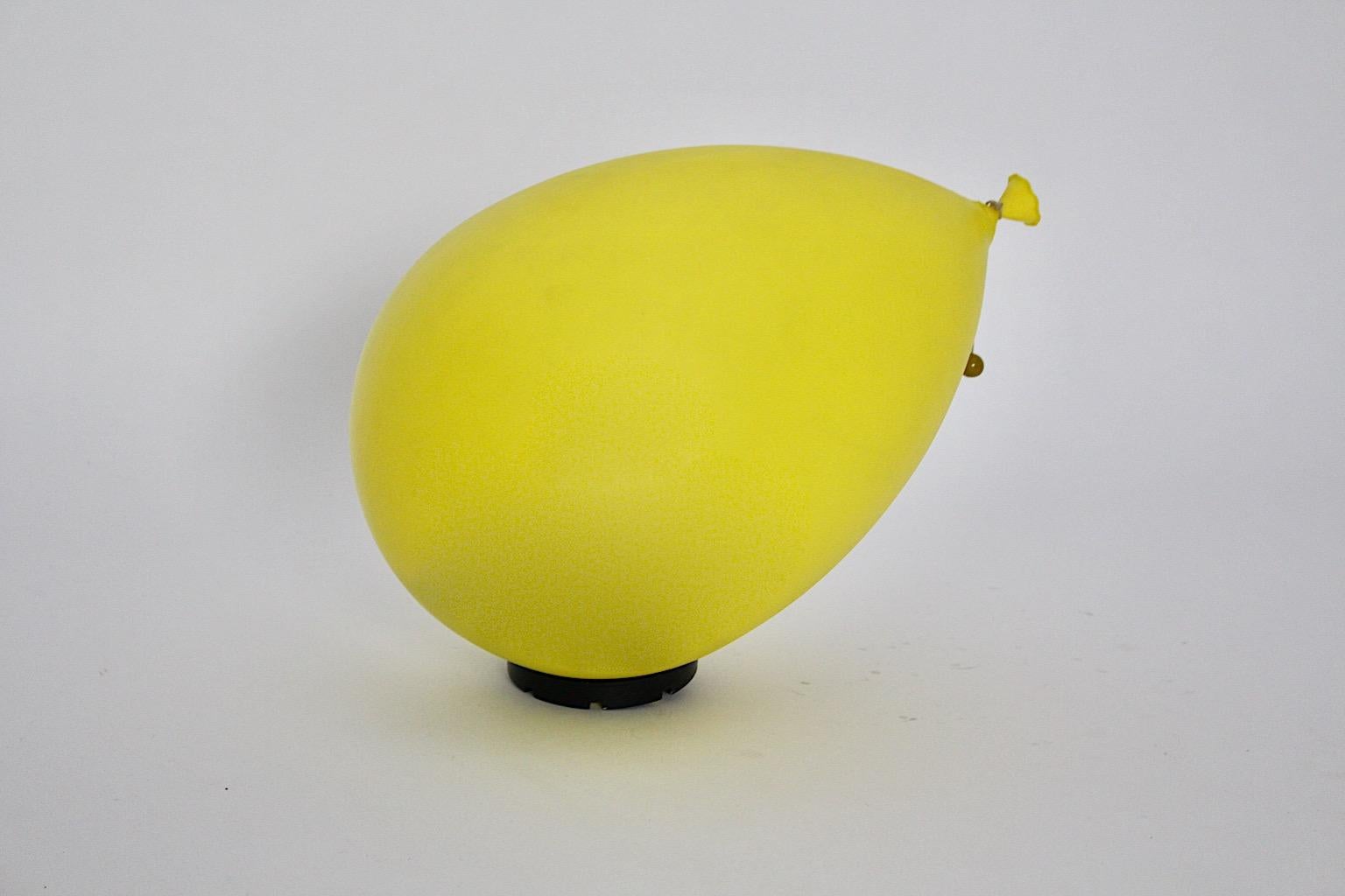 Lampe ballon moderne jaune vintage en plastique encastrée Yves Christin Italie années 1980 en vente 5