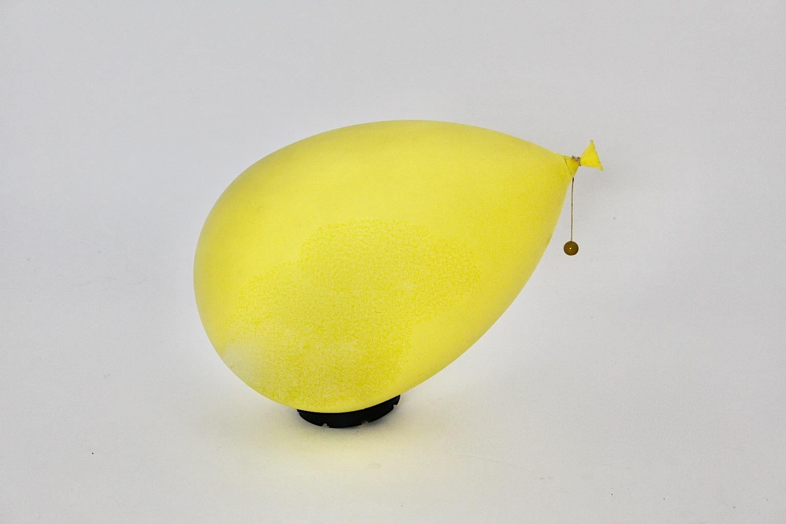 Lampe ballon moderne jaune vintage en plastique encastrée Yves Christin Italie années 1980 en vente 6