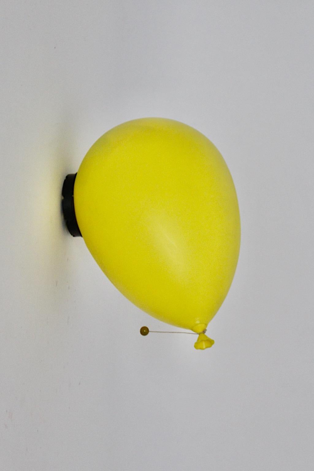 Moderne Lampe ballon moderne jaune vintage en plastique encastrée Yves Christin Italie années 1980 en vente