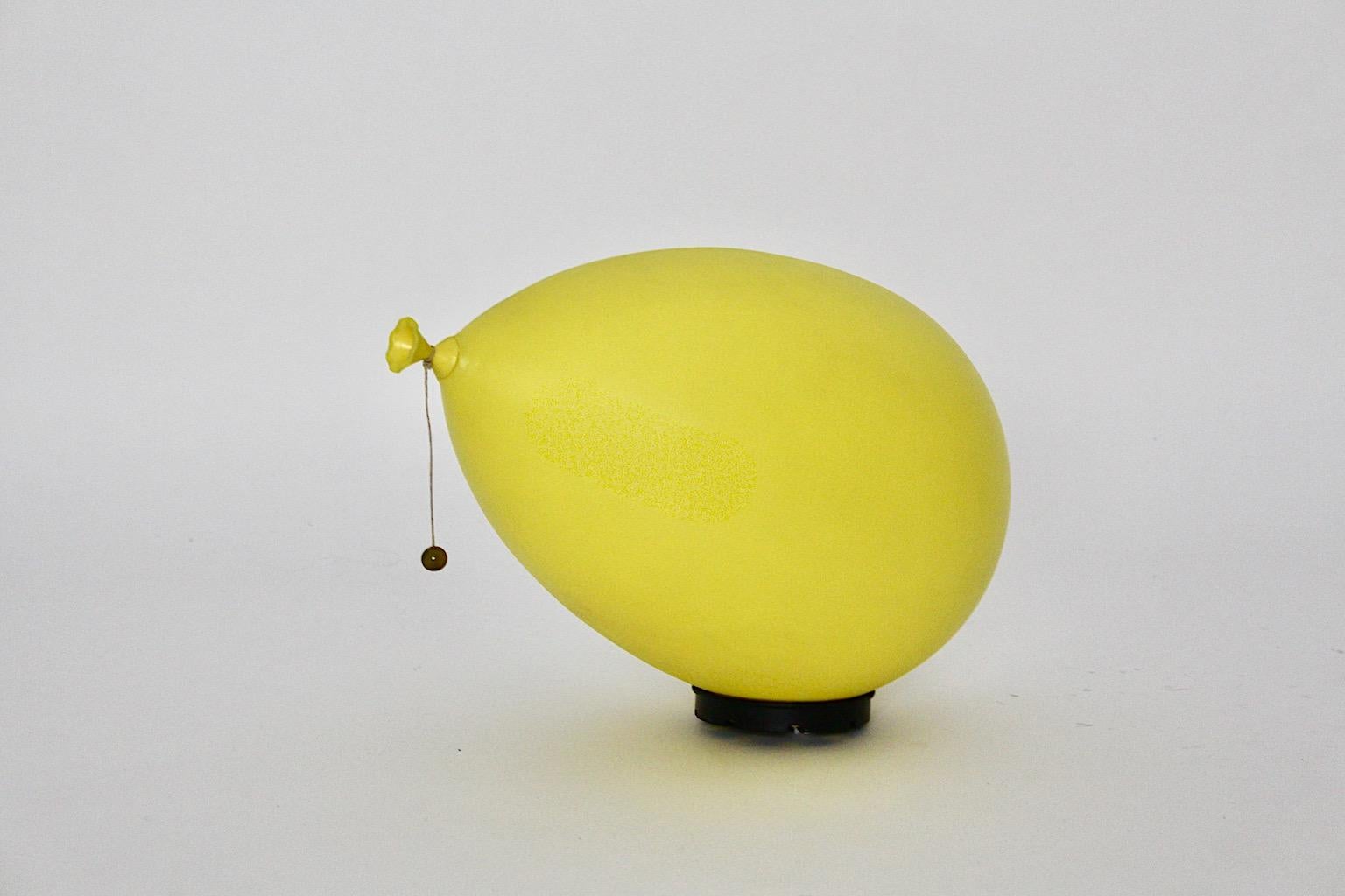 italien Lampe ballon moderne jaune vintage en plastique encastrée Yves Christin Italie années 1980 en vente