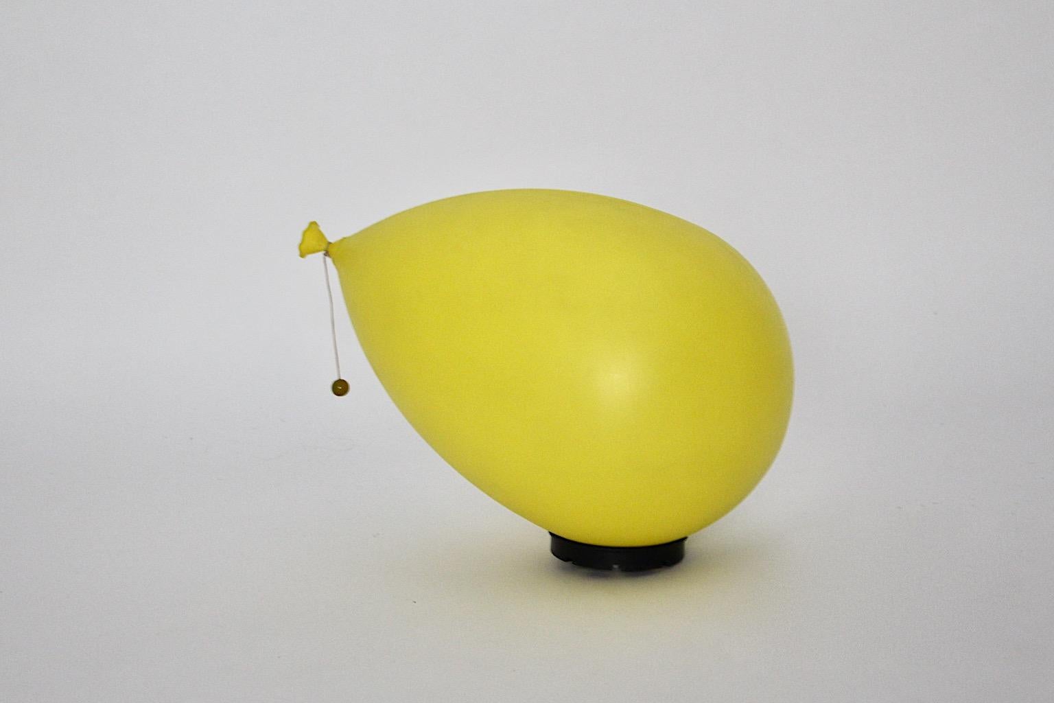 Lampe ballon moderne jaune vintage en plastique encastrée Yves Christin Italie années 1980 Bon état - En vente à Vienna, AT