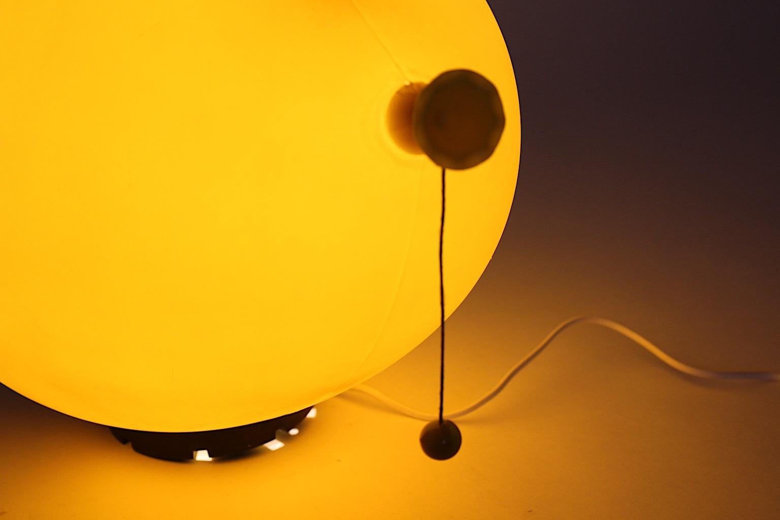 Lampe ballon moderne jaune vintage en plastique encastrée Yves Christin Italie années 1980 en vente 1
