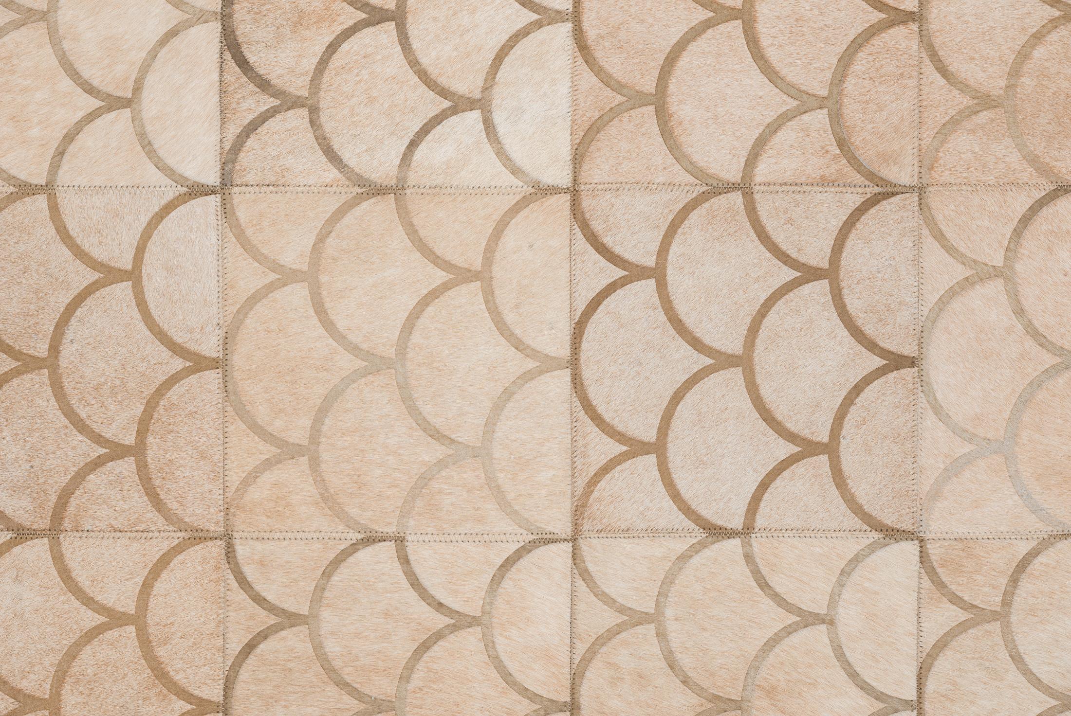 Scallop crescent pattern Customizable Luneta Cowhide Area Floor Rug Medium  For Sale 1