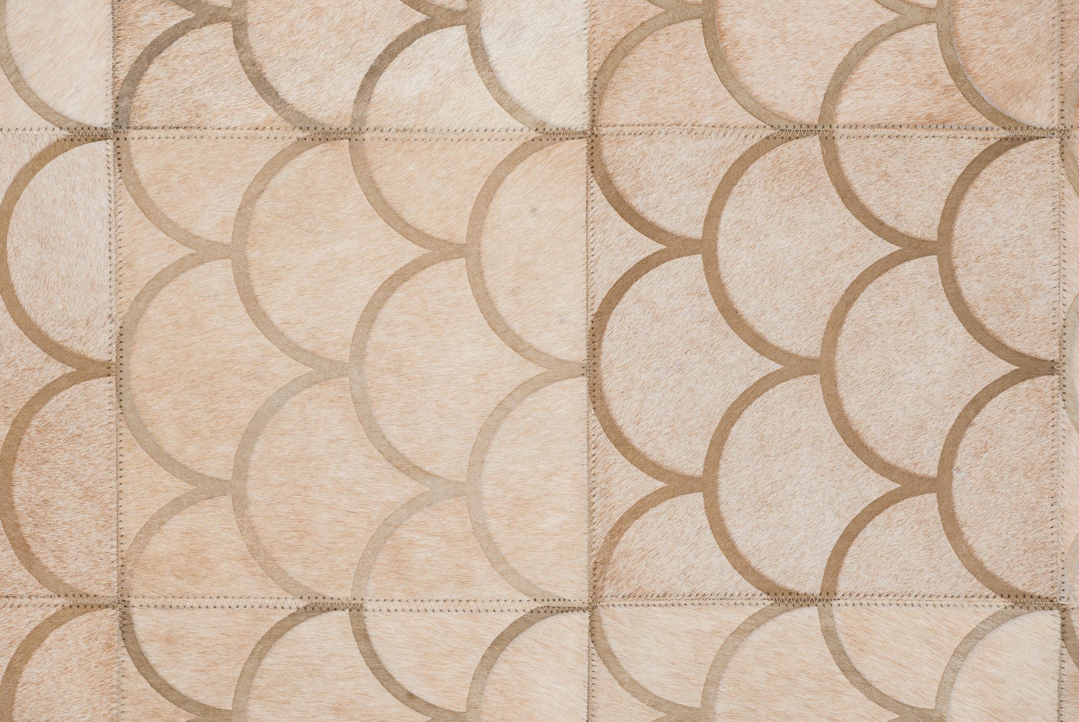 Scallop crescent pattern Customizable Luneta Cowhide Area Floor Rug Medium  For Sale 2