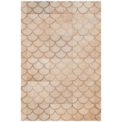 Grand tapis de sol moderne personnalisable en cuir de vache Luneta à motif de croissant festonné