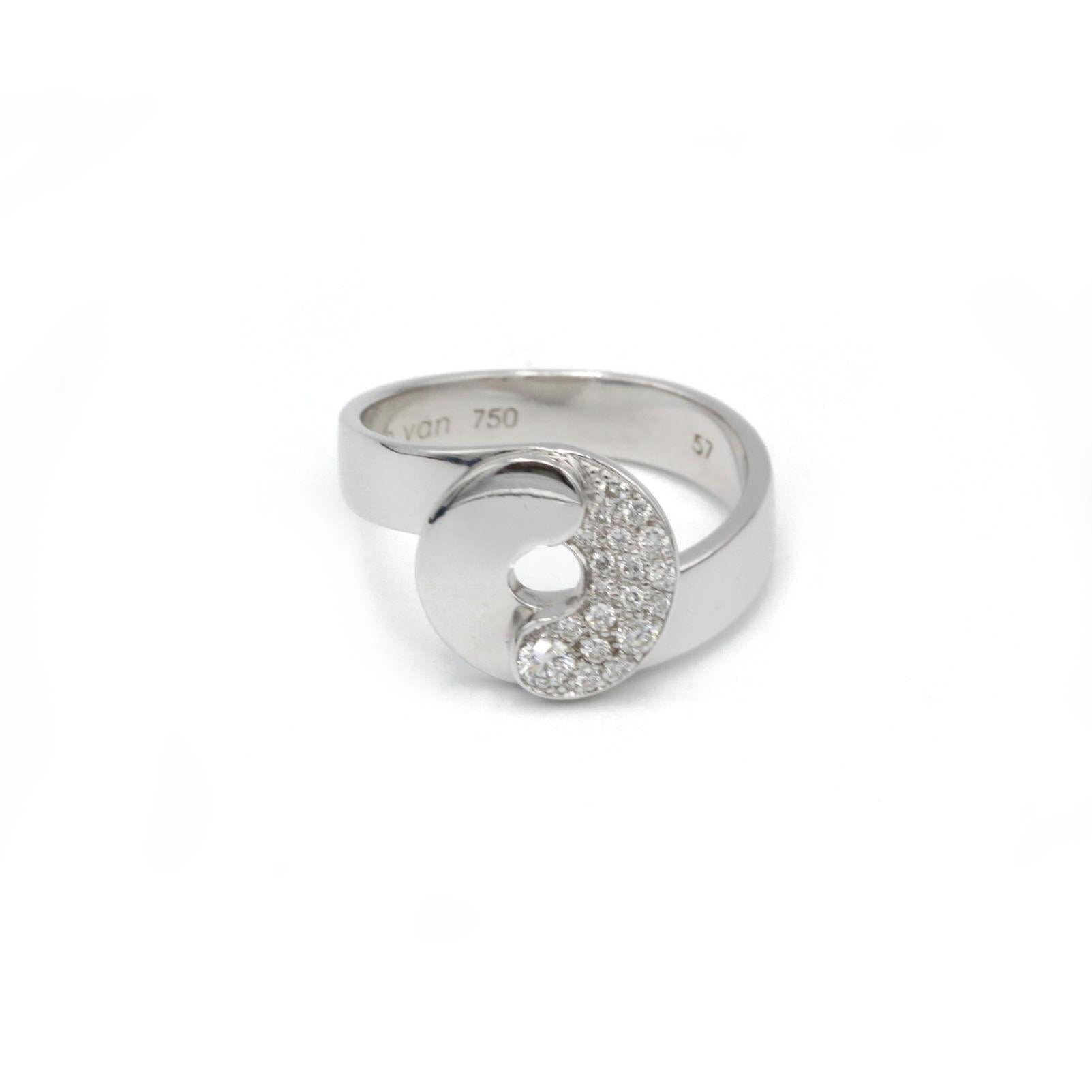 Entdecken Sie die einzigartige Eleganz dieses modernen, von Dinh Van signierten Yin-Yang-Rings, der aus luxuriösem 18-karätigem Weißgold (750‰) gefertigt ist. Das ikonische Yin-Yang-Motiv, ein Symbol für Gleichgewicht und Harmonie, ist auf der einen