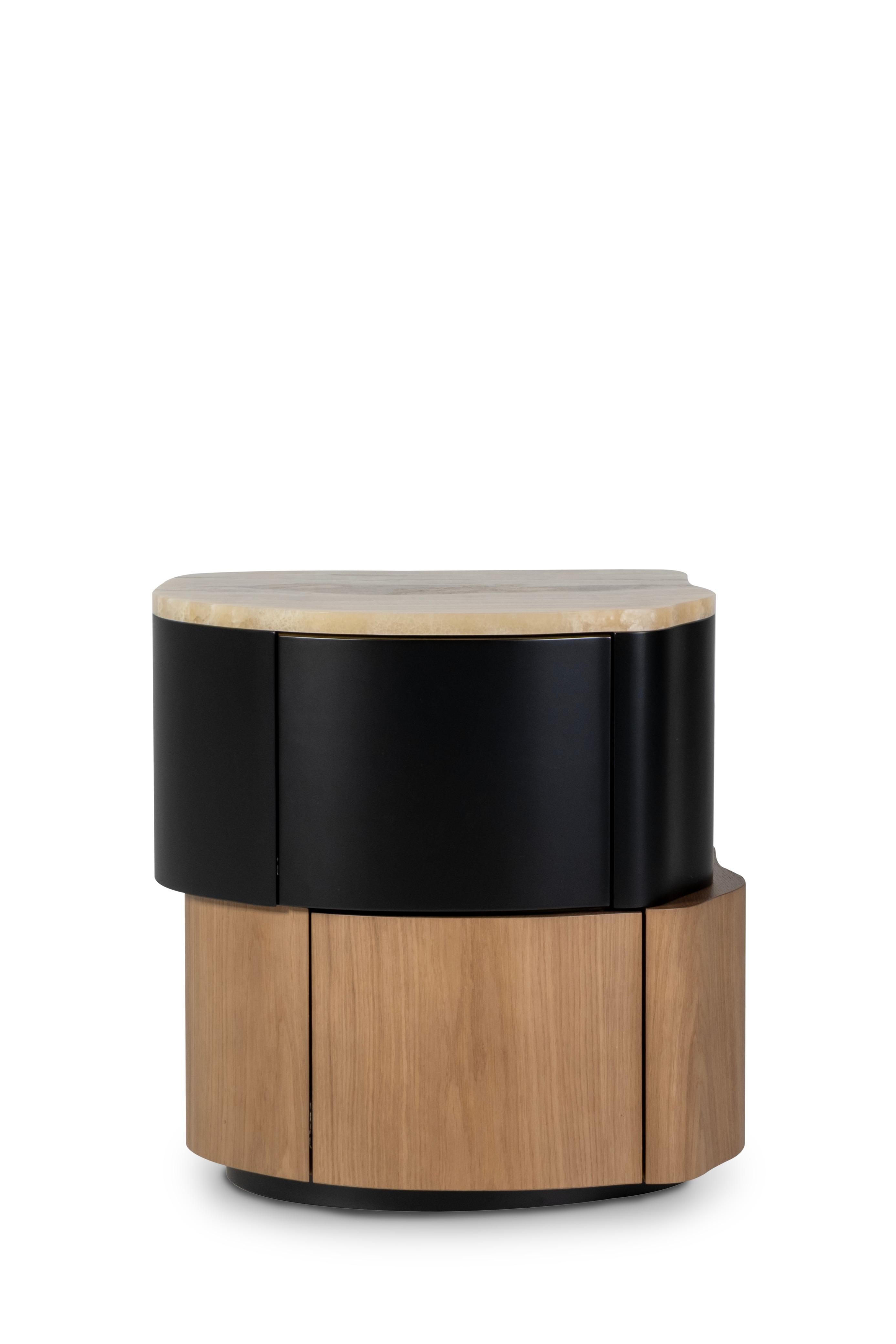 Table de chevet Zambujeiro, Collection S, fait à la main au Portugal - Europe by Greenapple.

La table de chevet Zambujeiro incarne la riche histoire du Portugal, réimaginée avec une touche moderne et sophistiquée. Fabriqué de main de maître à