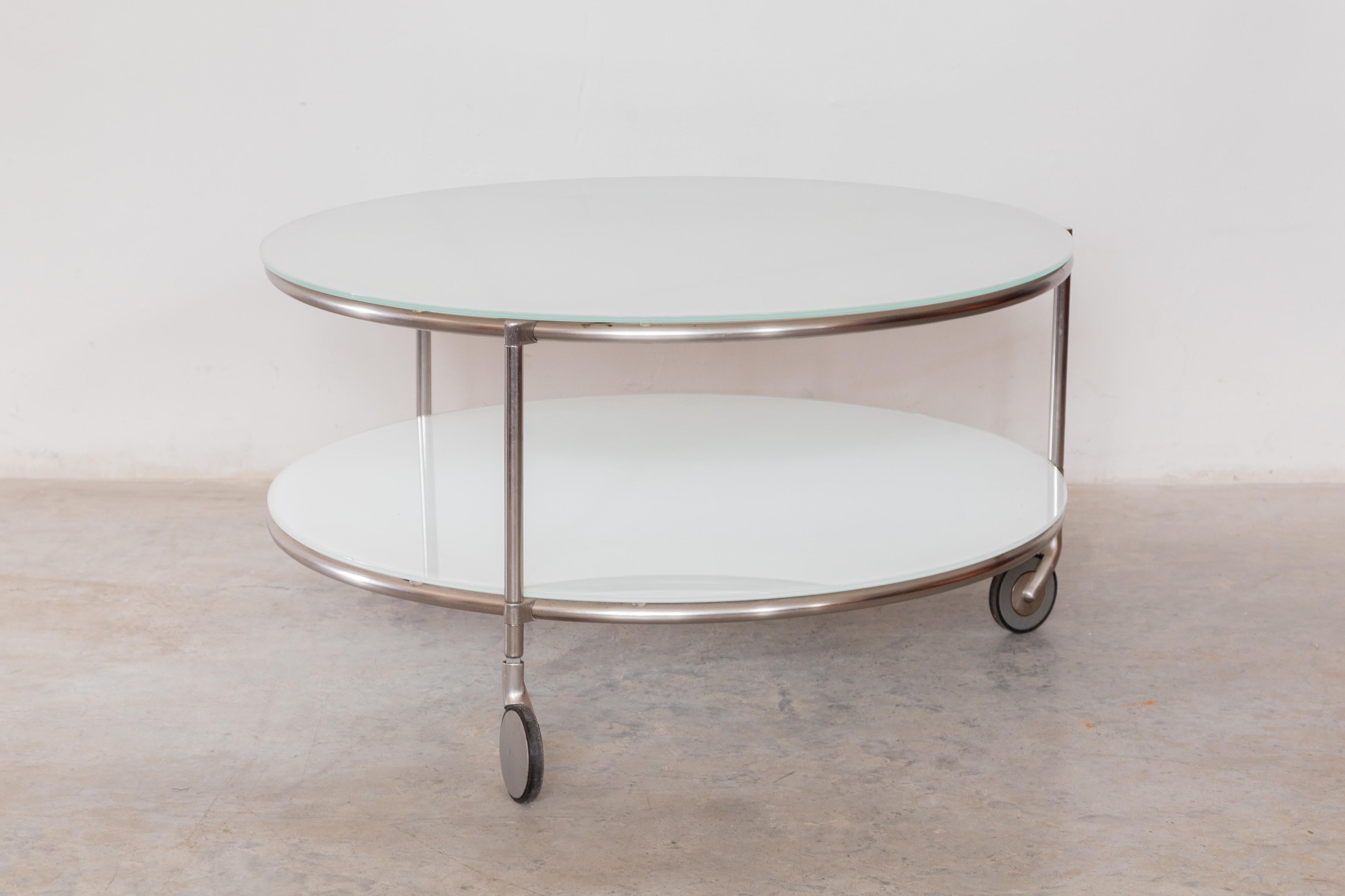 Geometry and lightness these are the principles behind the round white opal glass coffee table, a design that revolves around the concepts of equilibrium and instability. This is a low-lying table that can be disassembled. The structure is made of