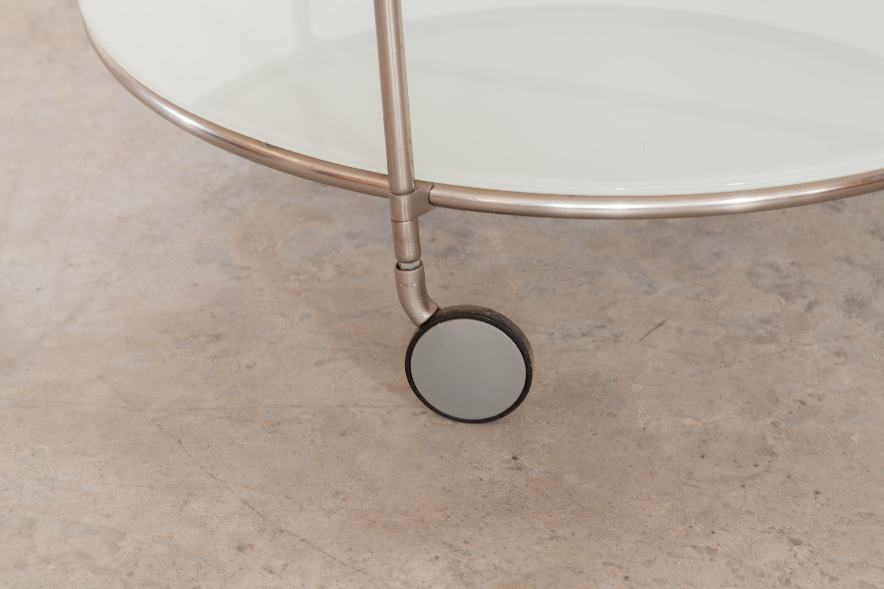 italien Table basse ronde moderne Zanotta avec roues montées sur roulettes en fonte