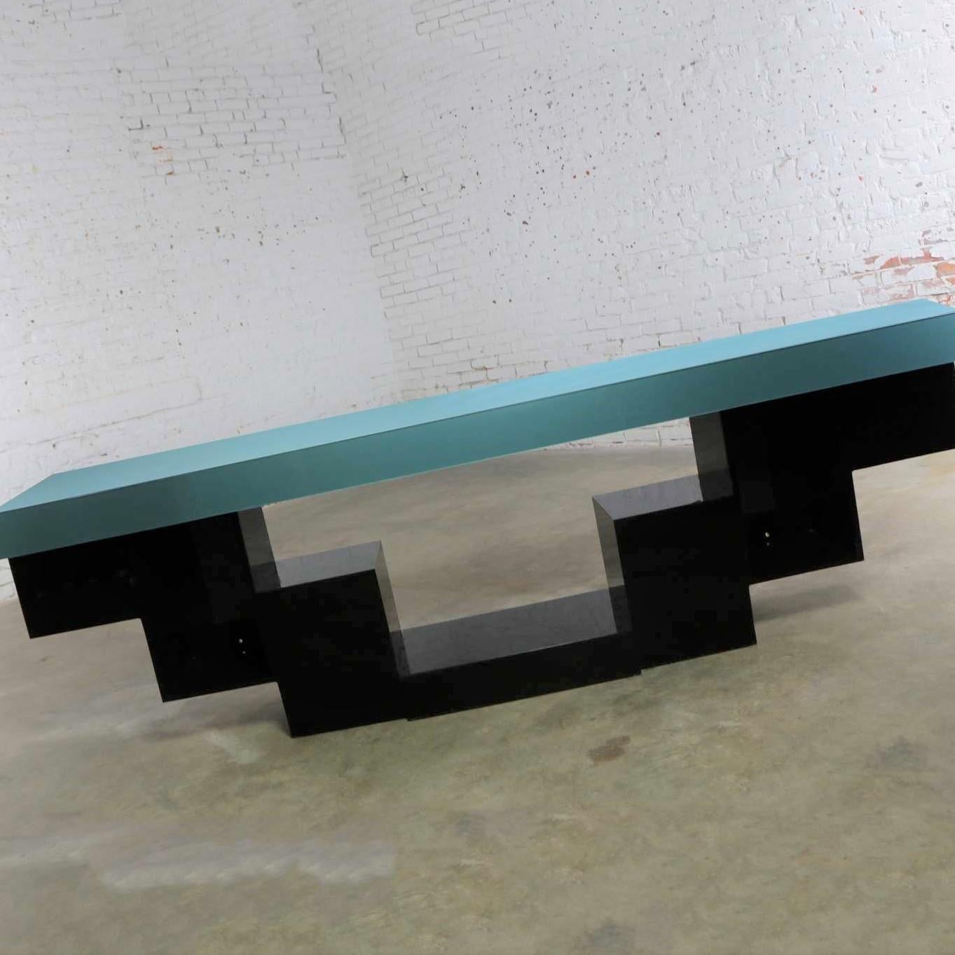 20ième siècle Crédence de table moderne en plexiglas à gradins Zig Zag en noir et sarcelle en vente