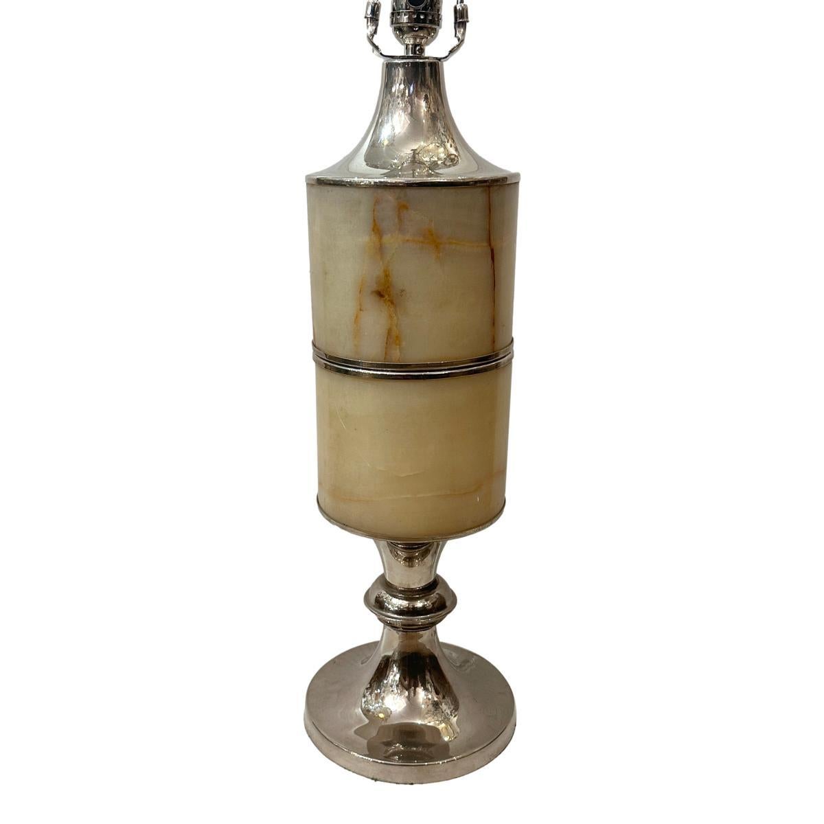 Une seule lampe française en albâtre des années 1970 avec une base nickelée.

Mesures :
Hauteur du corps : 21
Hauteur jusqu'à l'appui de l'abat-jour : 31