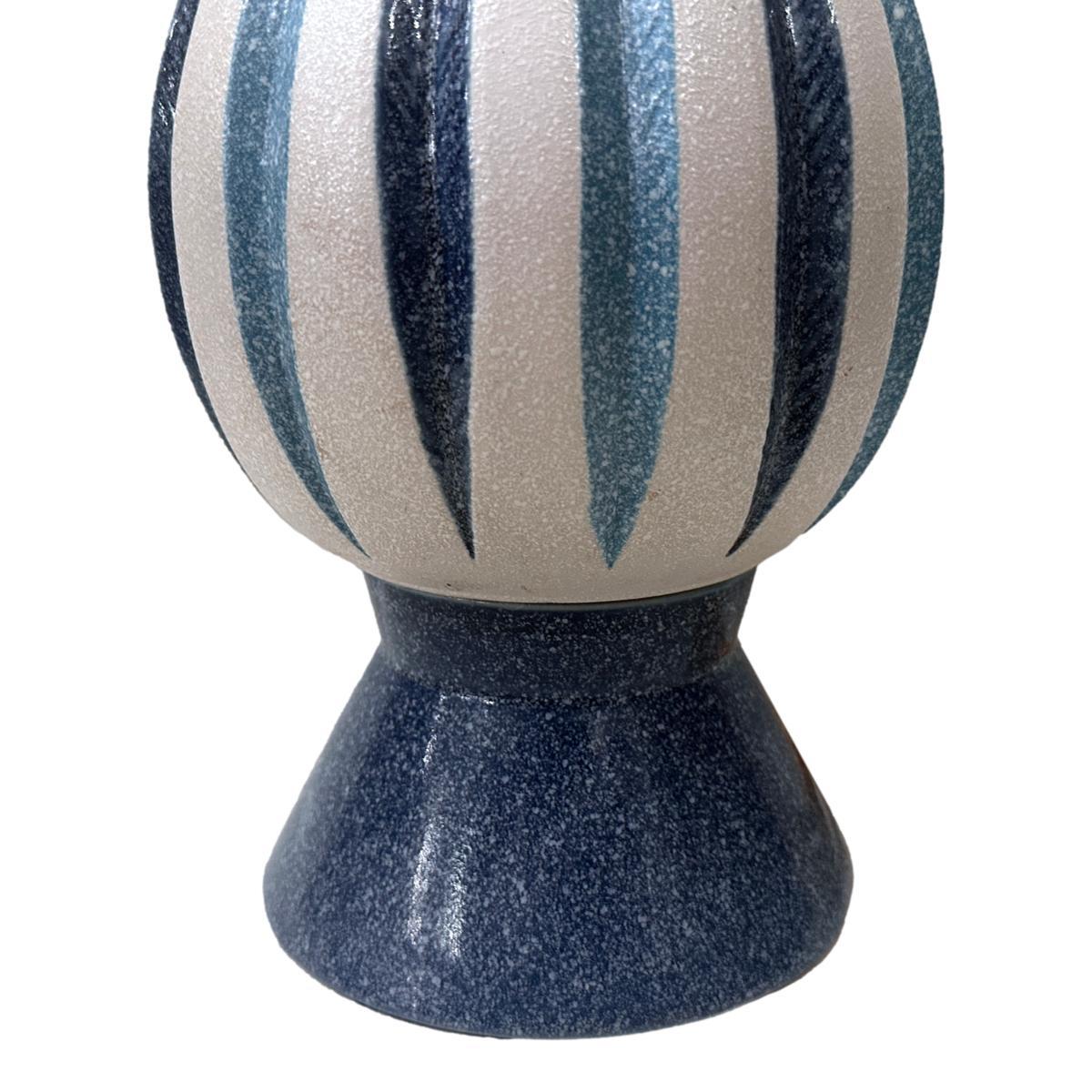 Una lampada singola in porcellana francese degli anni '60 circa con varie tonalità di blu.

Misure:
Altezza della scocca: 22