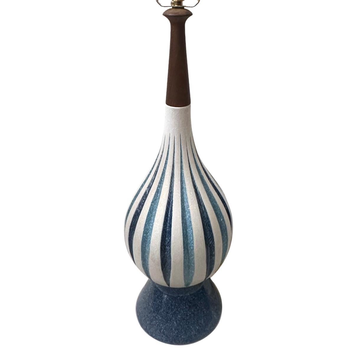 Francese Lampada moderna in bianco e blu in vendita