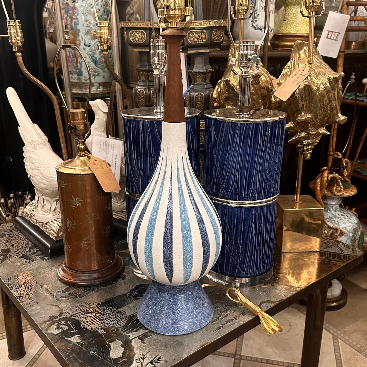 Lampada moderna in bianco e blu In condizioni buone in vendita a New York, NY
