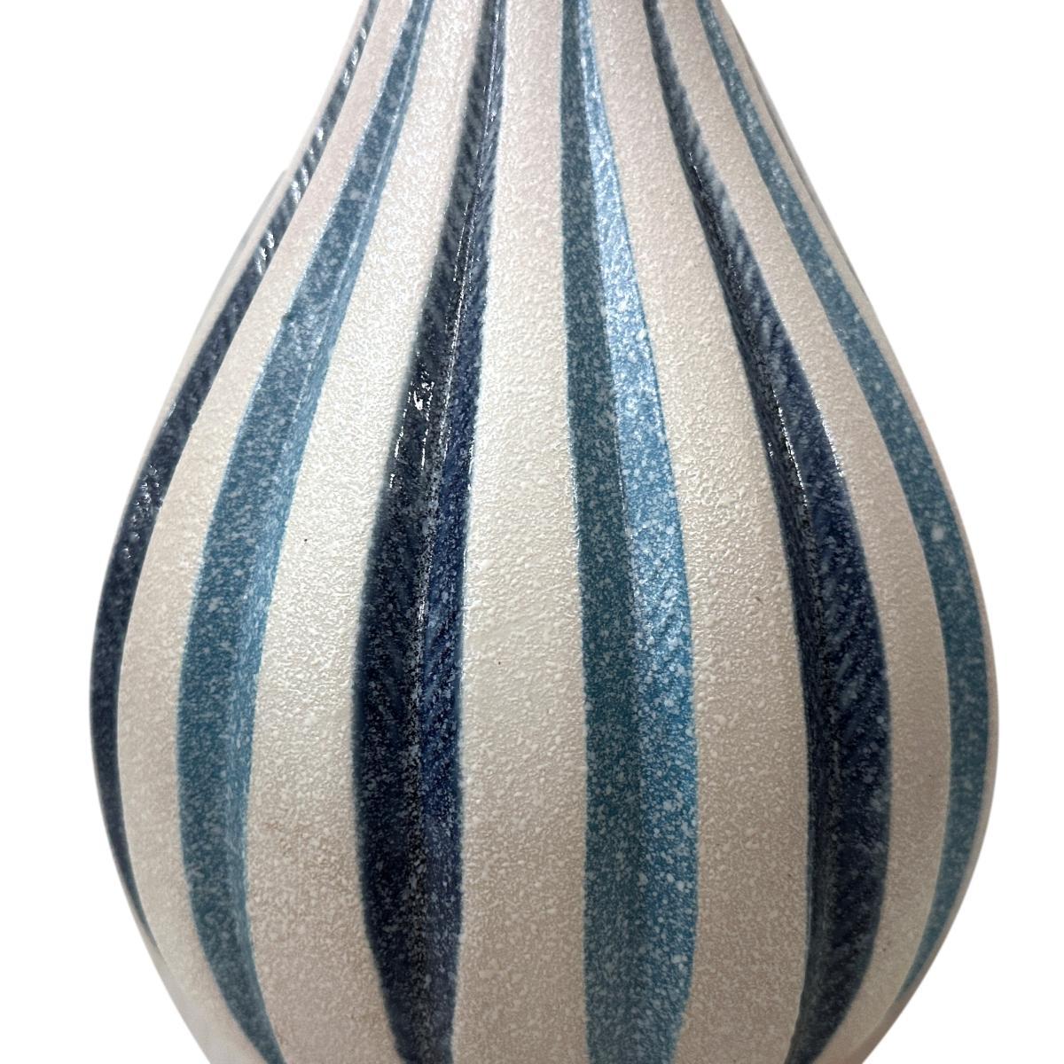 Metà XX secolo Lampada moderna in bianco e blu in vendita