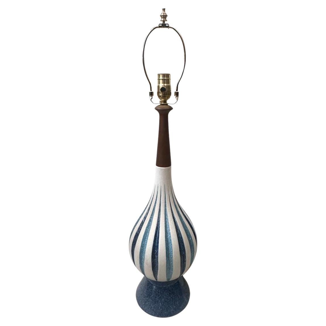 Lampada moderna in bianco e blu