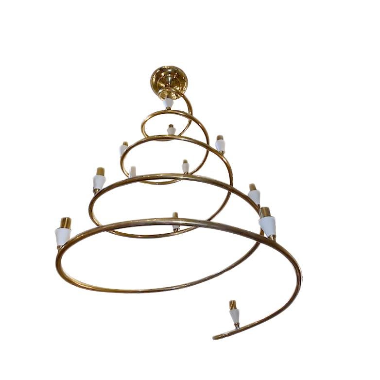 An Italian circa 1960s moderne spiral chandelier with 12 lights, gilt and painted finish.
Measurements:
Diameter 49