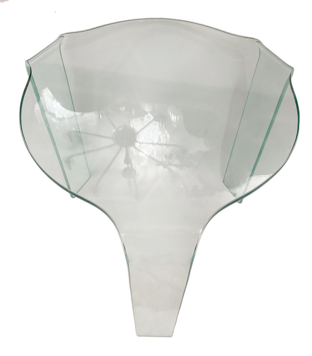 Table d'appoint tripode en verre, datant des années 1960.

Mesures :
Hauteur 19.5
