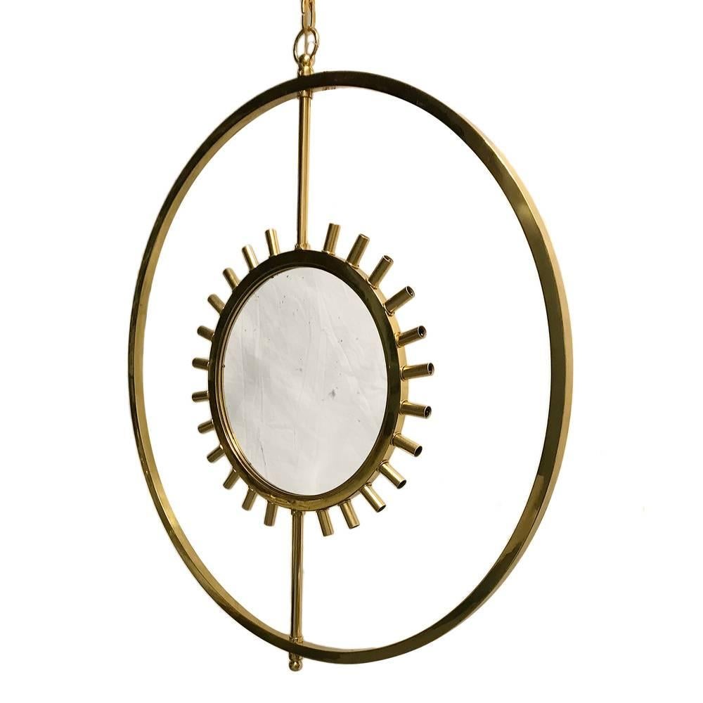 Italienischer vergoldeter, drehbarer Armillarleuchter aus den 1970er Jahren mit 24 Lichtern und Glaseinsätzen. Der äußere Ring ist beweglich.
Abmessungen:
Durchmesser 44