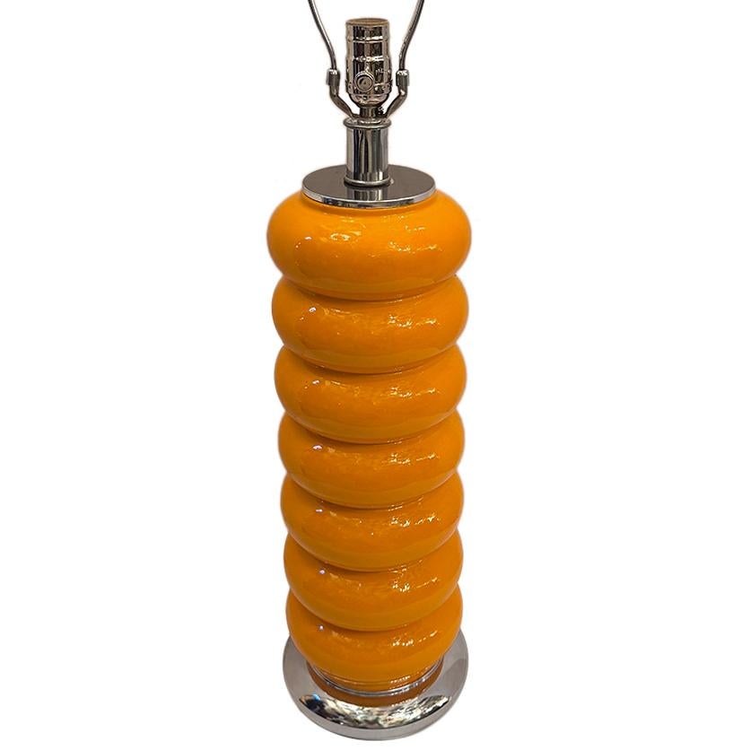Lámpara francesa de porcelana naranja de los años 70.

Medidas:
Altura del cuerpo: 19.75
Altura del soporte superior de la pantalla: 28,75
Diámetro:6.75