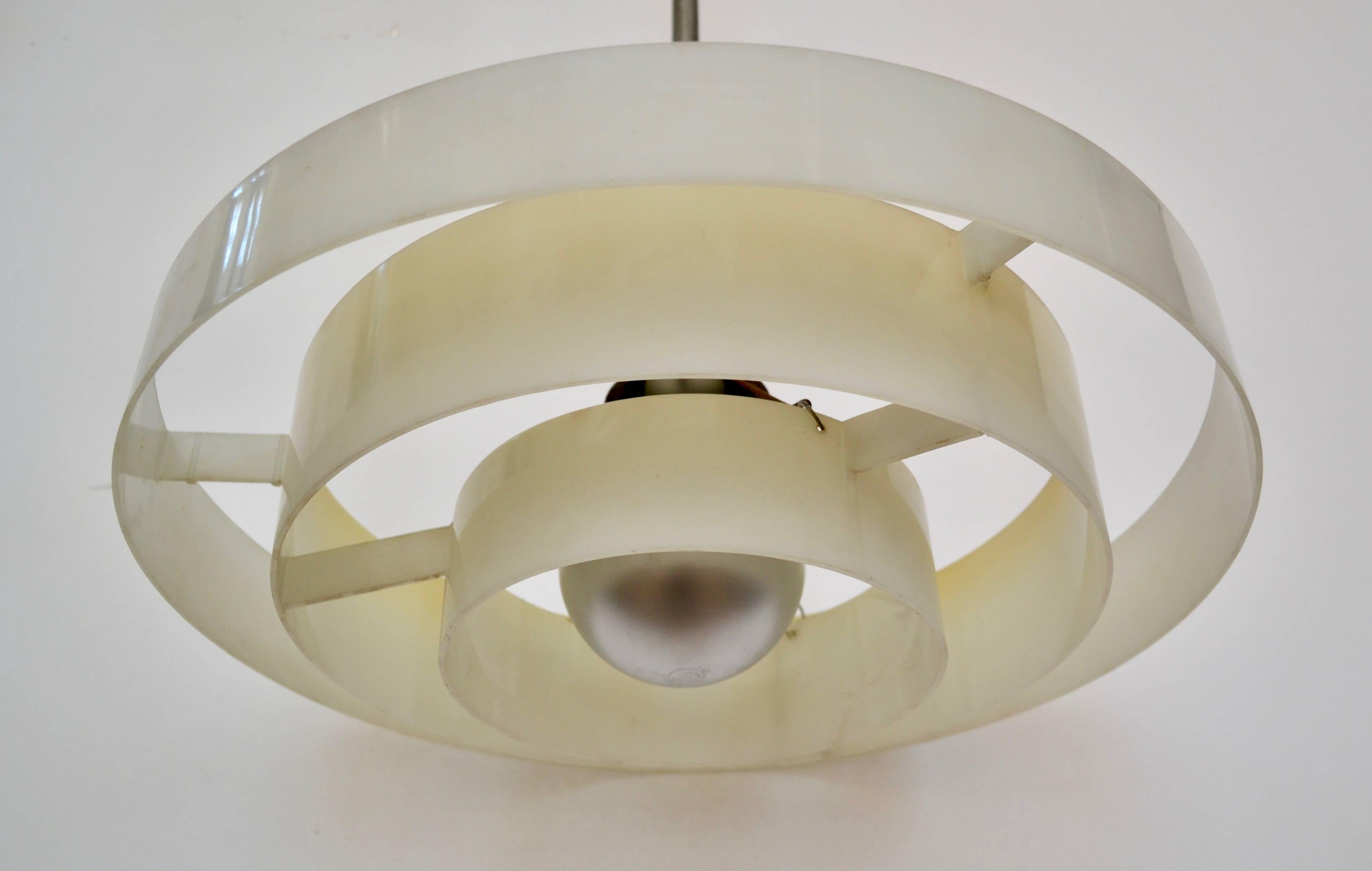 Moderne Plexiglass and Aluminum Concentric Ring Pendant Light In Good Condition In Baltimore, MD