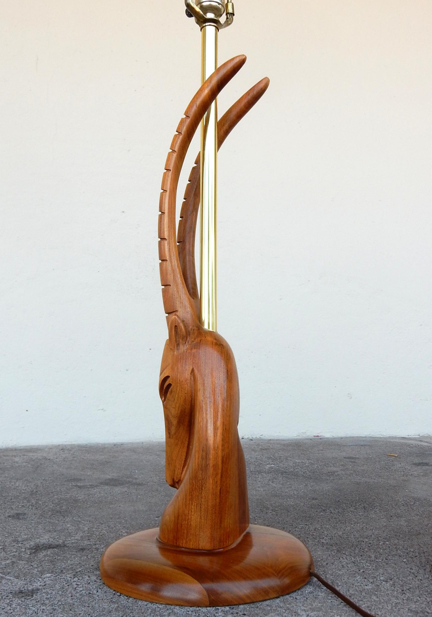 Mid-Century Modern Moderne Buste de gazelle stylisée Sculpture en noyer Lampes en vente