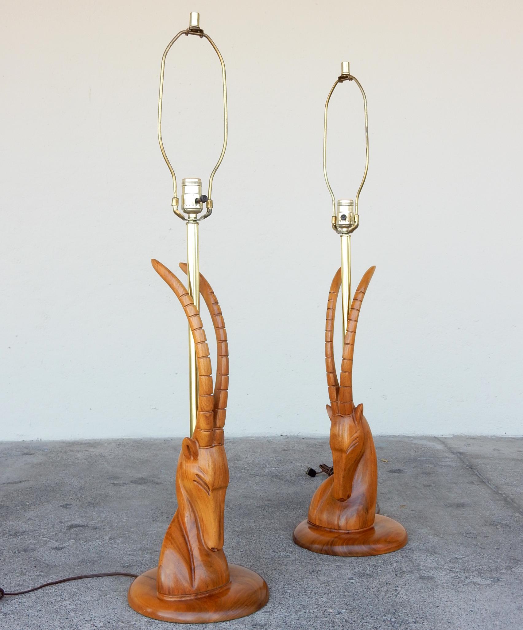 Noyer Moderne Buste de gazelle stylisée Sculpture en noyer Lampes en vente
