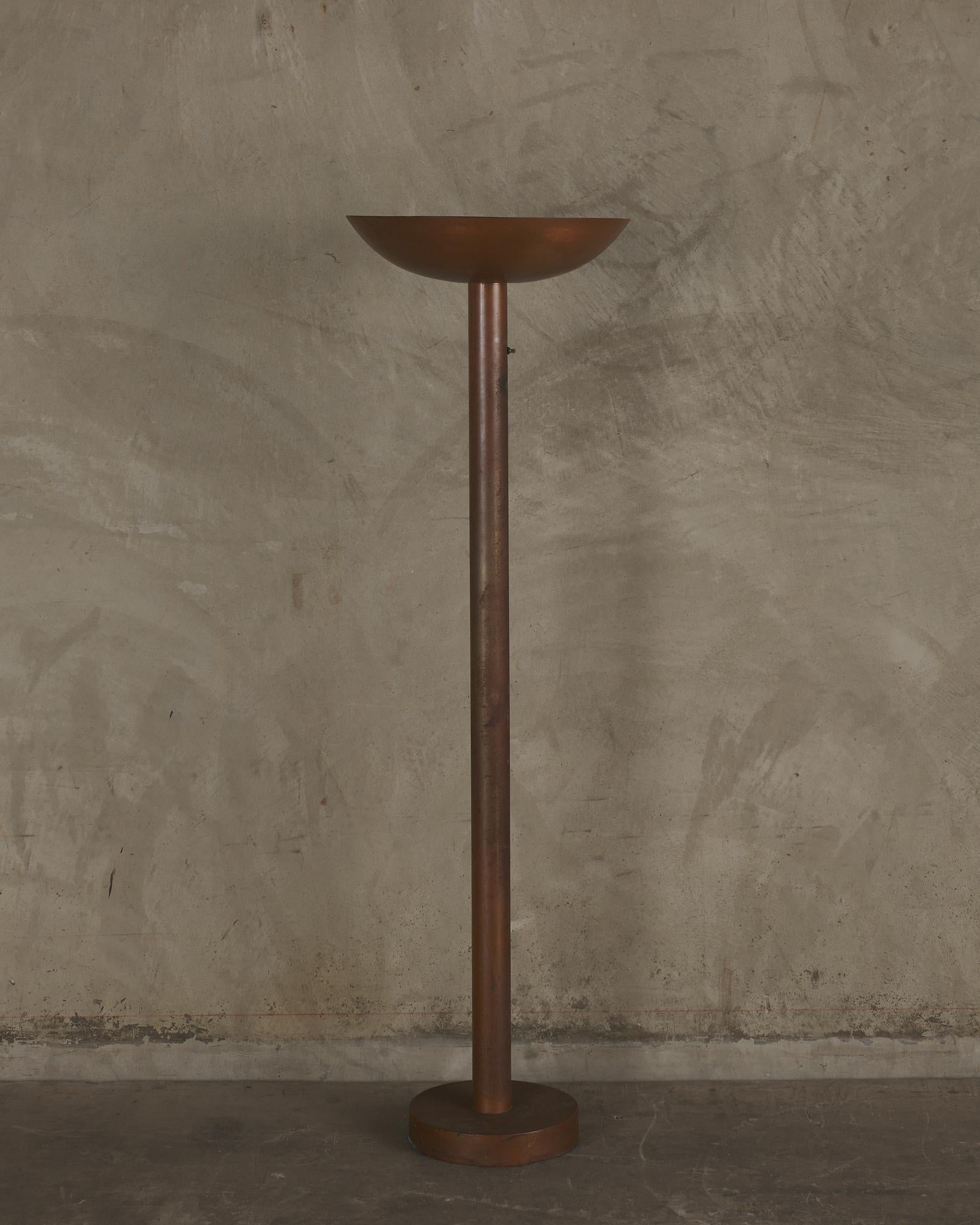 Superbe lampe en cuivre très patinée.