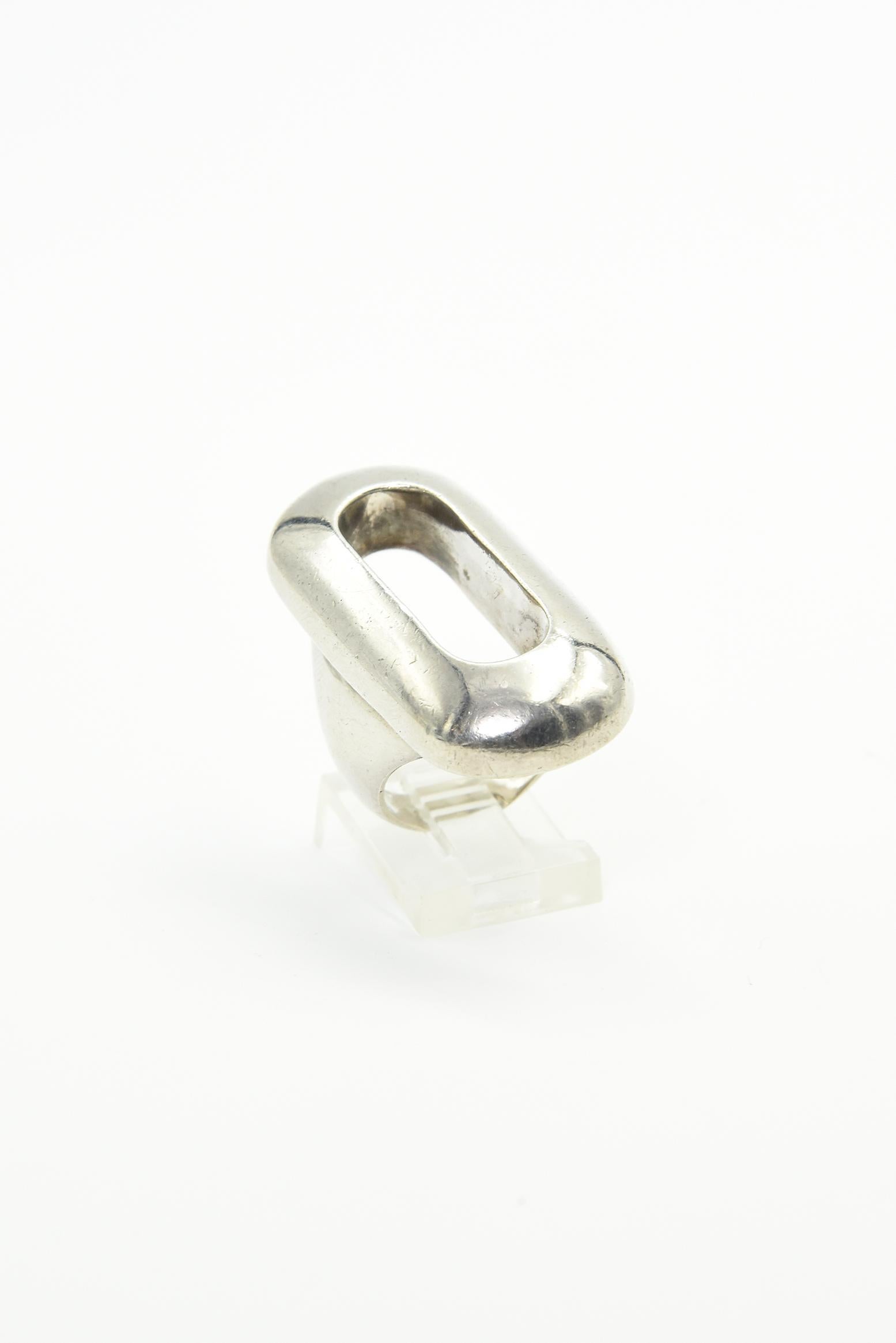 Joachim S'Paliu modernist sterling silver ring featuring an open oval design.

Artist information: Designer Joachim S’Paliu of Spain is a wonderful example of modernist style from the 70's. Born in 1944, the designer was at his creative peak and