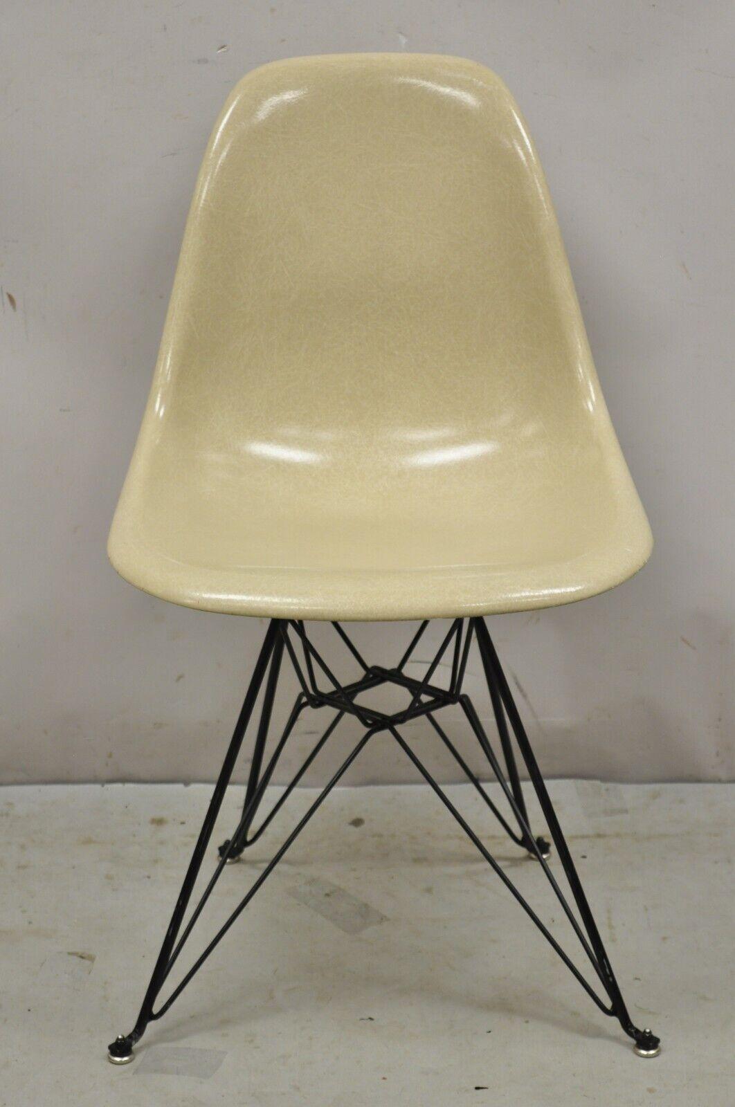 Modernica Case Study Oatmeal Fiberglass Side Chair with Black Metal Base (B). Item features black metal 