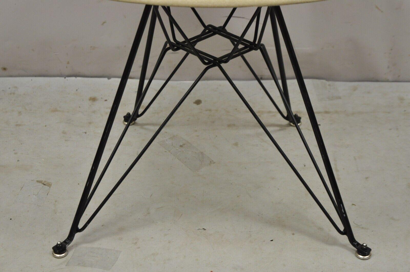 Modernica Case Study Oatmeal Fiberglass Side Chair with Black Metal Base (B) In Good Condition In Philadelphia, PA