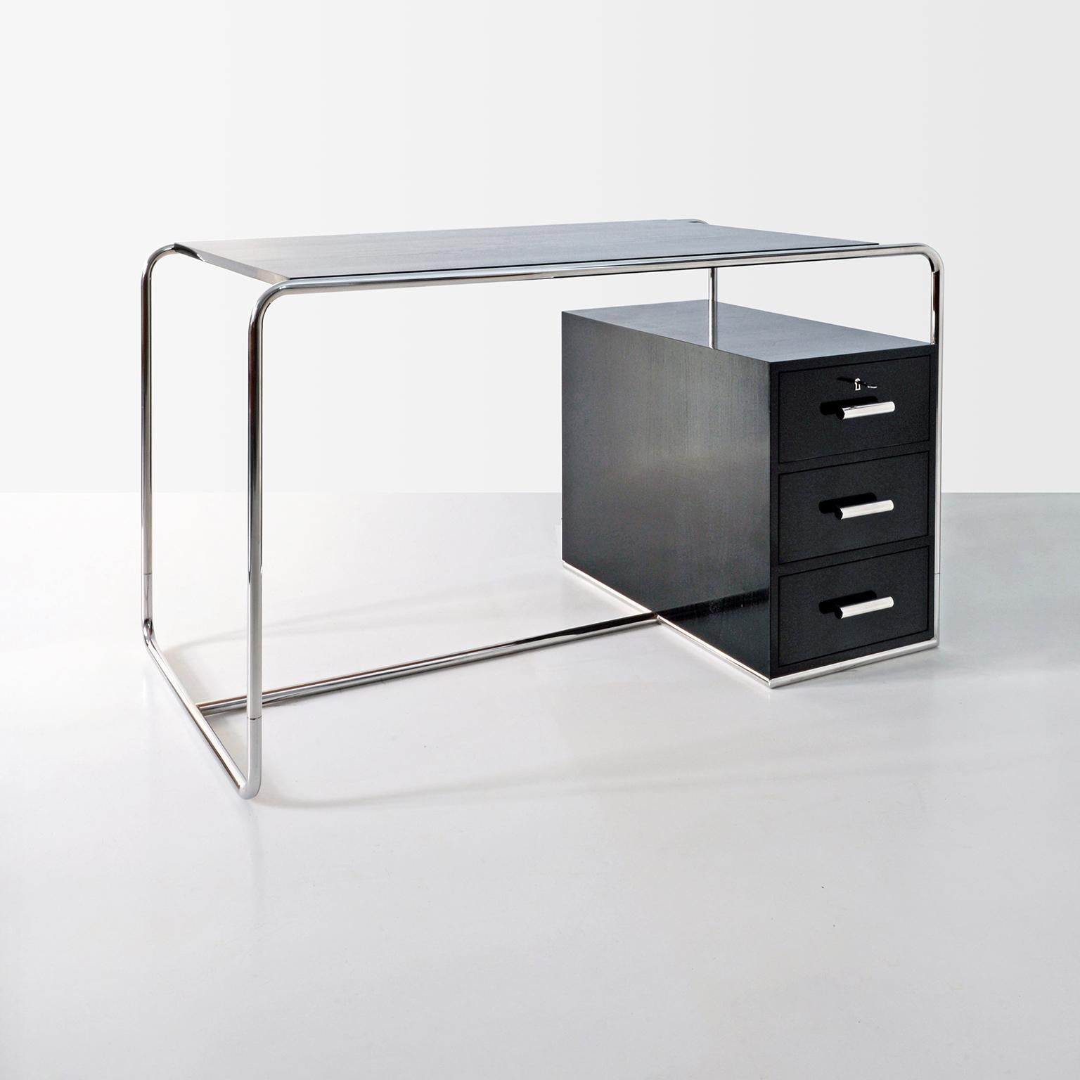 Modernistischer Stahlrohrschreibtisch, entworfen von Bruno Weil und hergestellt von Thonet oder unter Thonet-Lizenz, um 1930. Der Schreibtisch ist aus verchromtem Stahlrohr und schwarz gebeiztem Holz gefertigt.