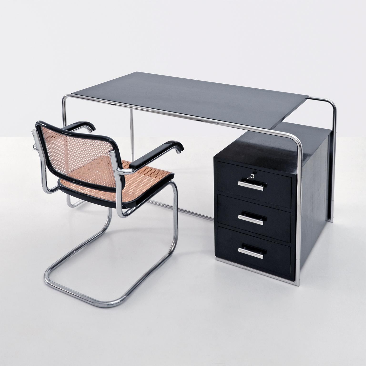 Modernis Stahlrohrschreibtisch, verchromtes Metall, gebeiztes Holz, Deutschland, um 1930 (Bauhaus) im Angebot