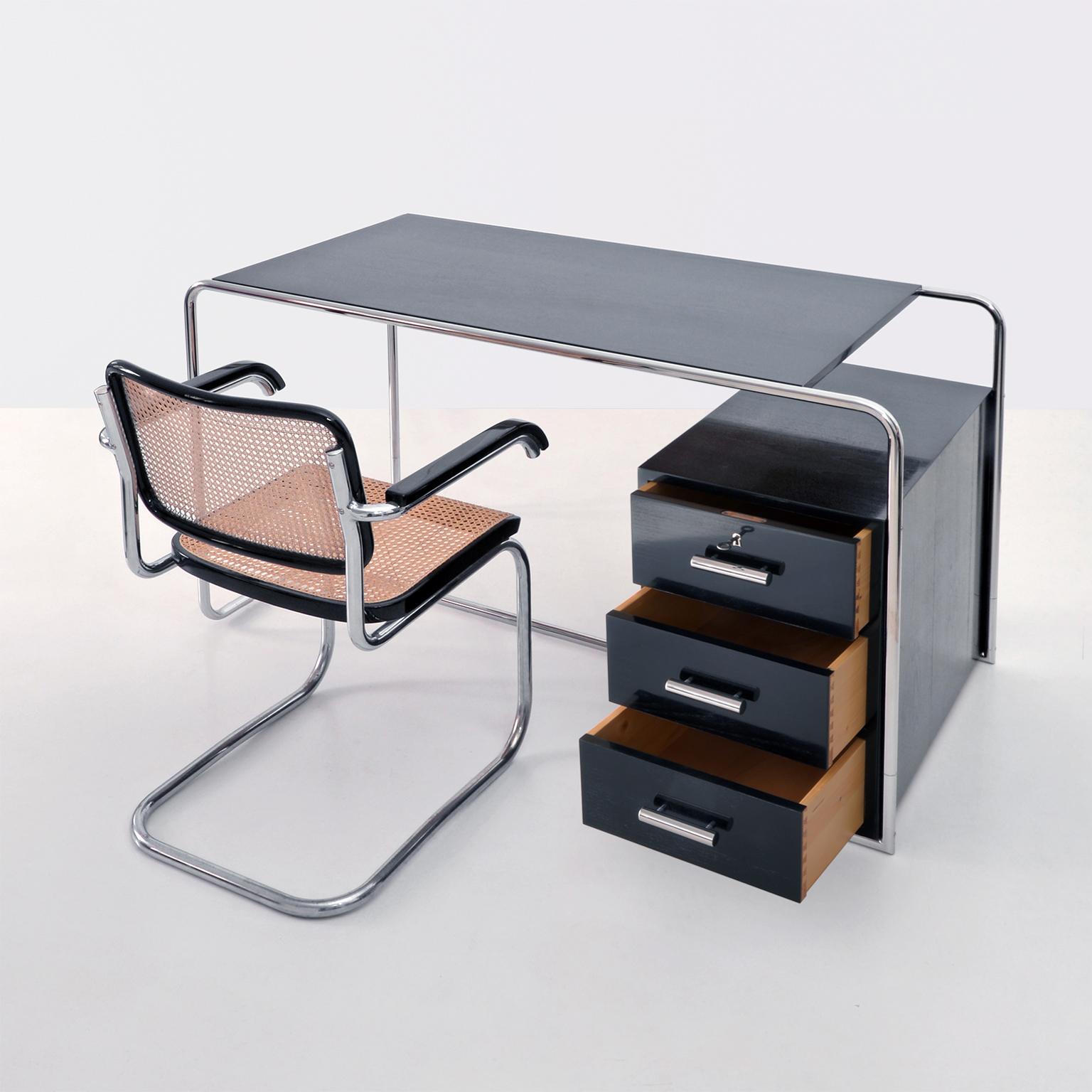 Modernis Tubular Steel Desk, Chrome Plated Metal, Stained Wood, Germany, c. 1930 In Good Condition For Sale In Berlin, DE