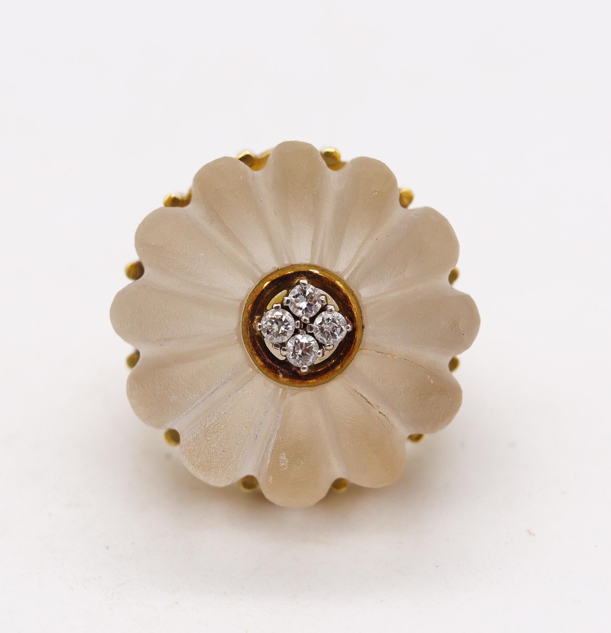 Cocktail ring from the modernism period.

An estatement modernist bold ring, created during the modernist period, circa 1970's. This piece was crafted in solid yellow gold of 18 karats, with the surfaces finished with Fiorentine patterns.

Mount on