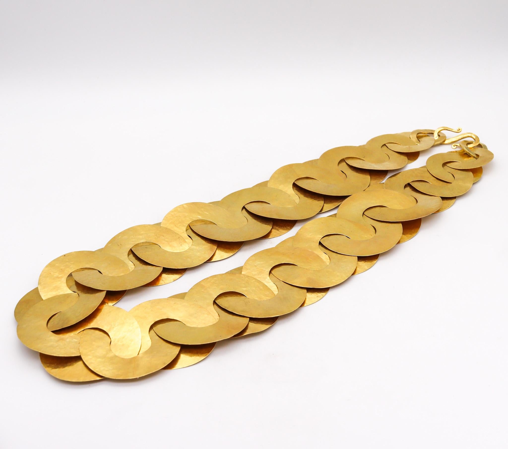 Geometrische Halskette, gehämmert, 18 Karat Gelbgold, konzentrische Kreise, Modernismus 1970 im Zustand „Hervorragend“ im Angebot in Miami, FL