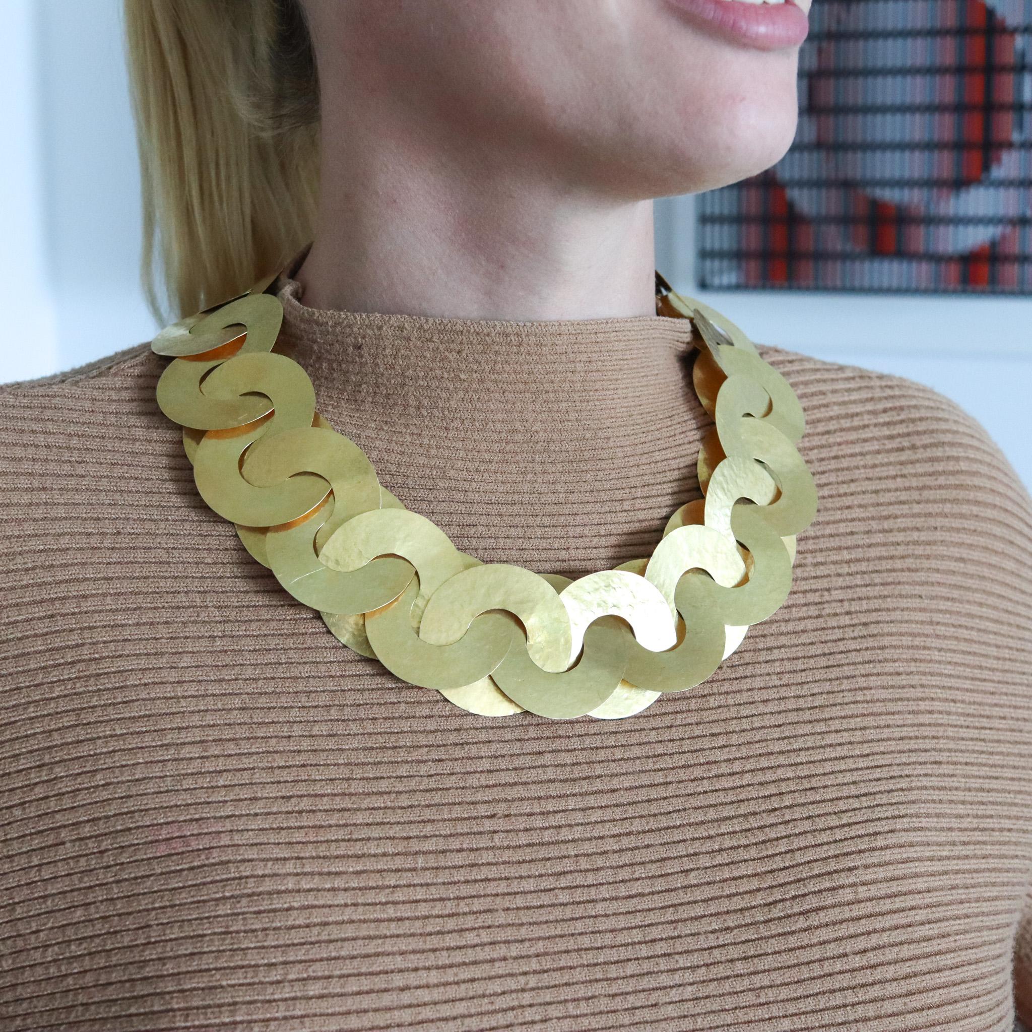 Geometrische Halskette, gehämmert, 18 Karat Gelbgold, konzentrische Kreise, Modernismus 1970 im Angebot 3