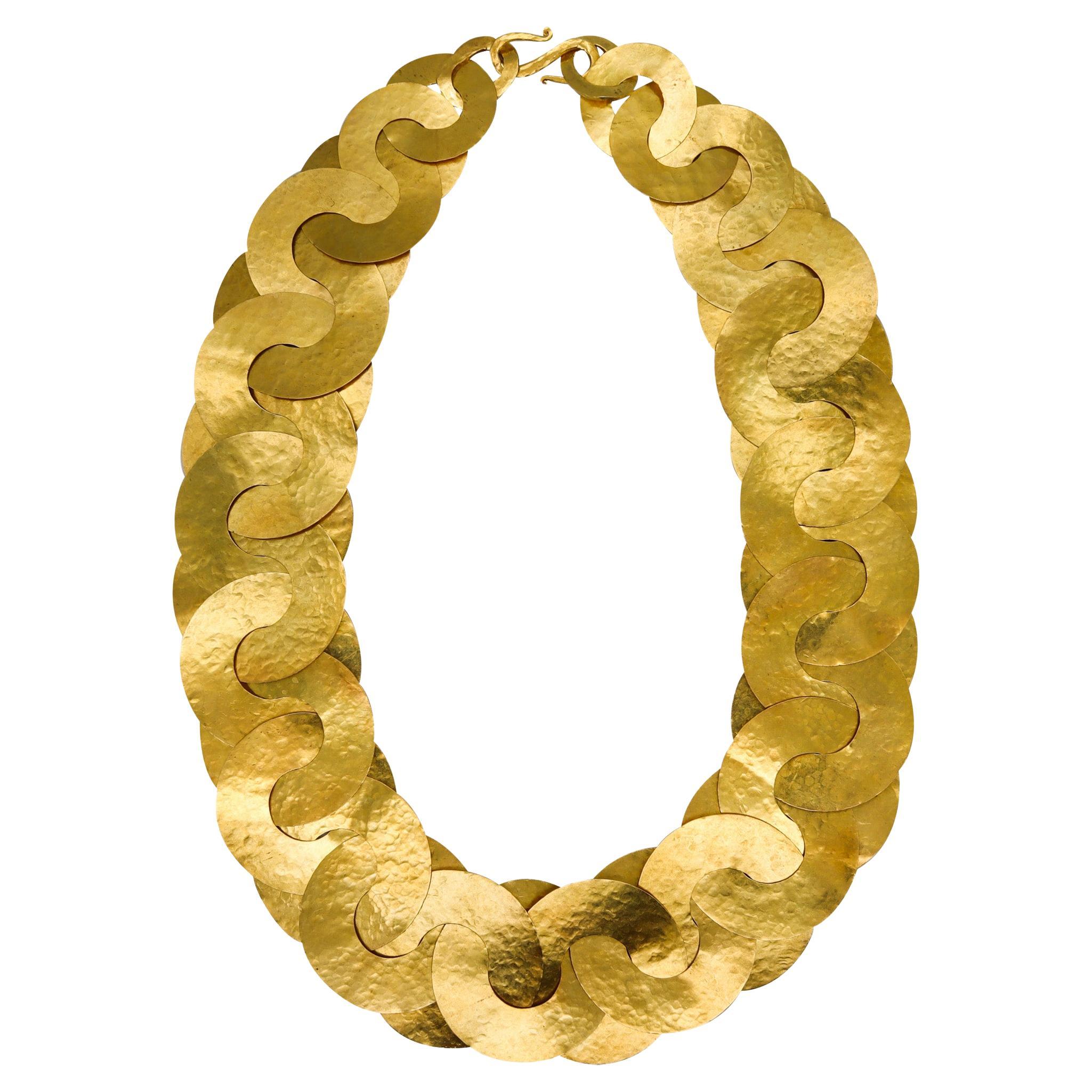 Geometrische Halskette, gehämmert, 18 Karat Gelbgold, konzentrische Kreise, Modernismus 1970 im Angebot