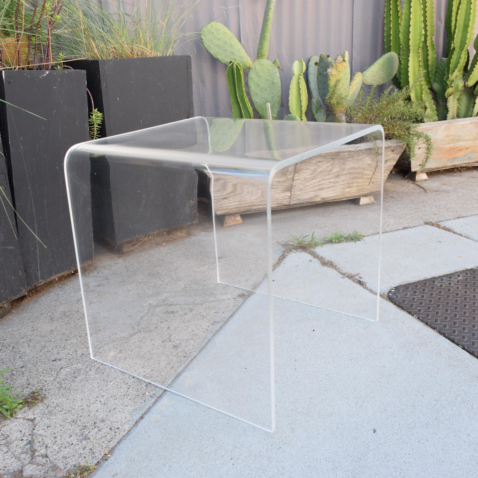 Mid-Century Modern 1970s waterfall Lucite side table attribution Charles Hollis Jones

Design style of the waterfall line features bullnose edges in a thick Lucite. 

No label is apparent, circa 1970s. 

Dimensions: 20 1/4