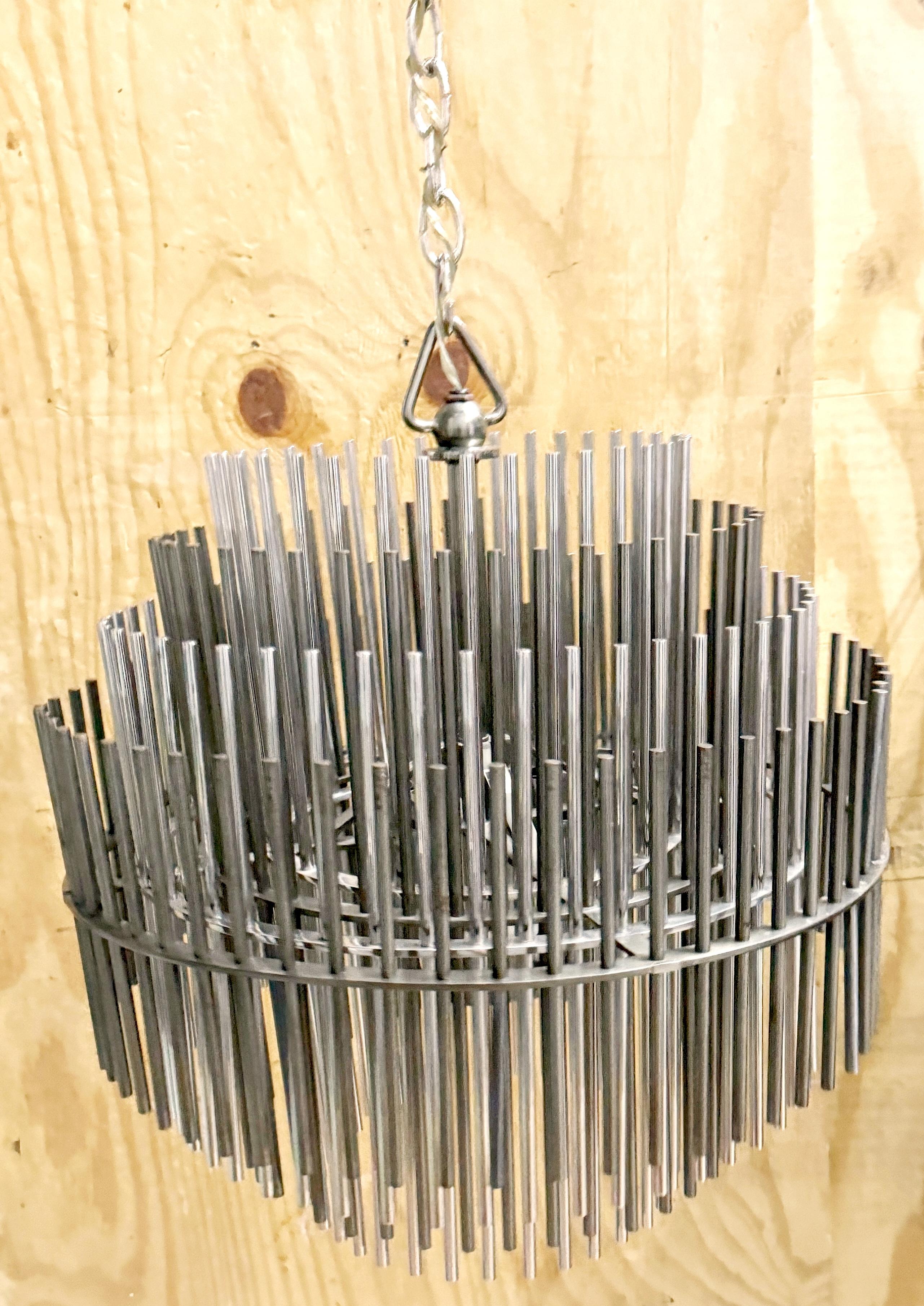Patinato Modernism Design Lampadario scultoreo circolare a 5 livelli in acciaio inox in vendita