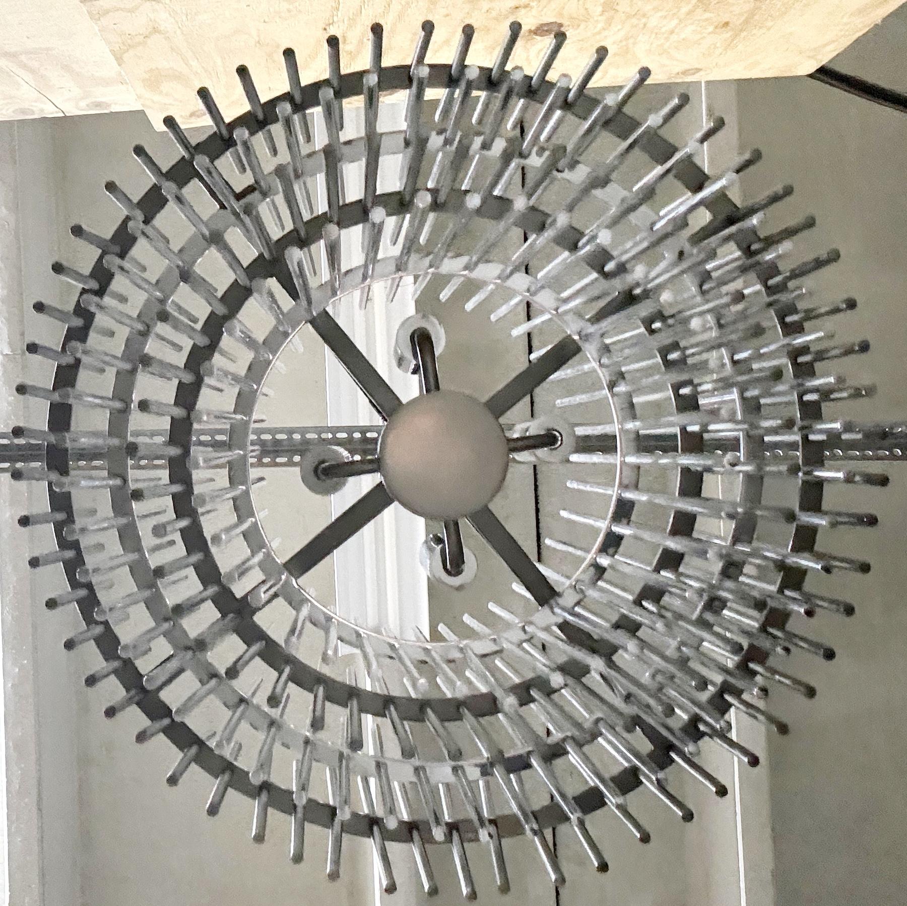 Modernism Design Lampadario scultoreo circolare a 5 livelli in acciaio inox In condizioni buone in vendita a West Palm Beach, FL