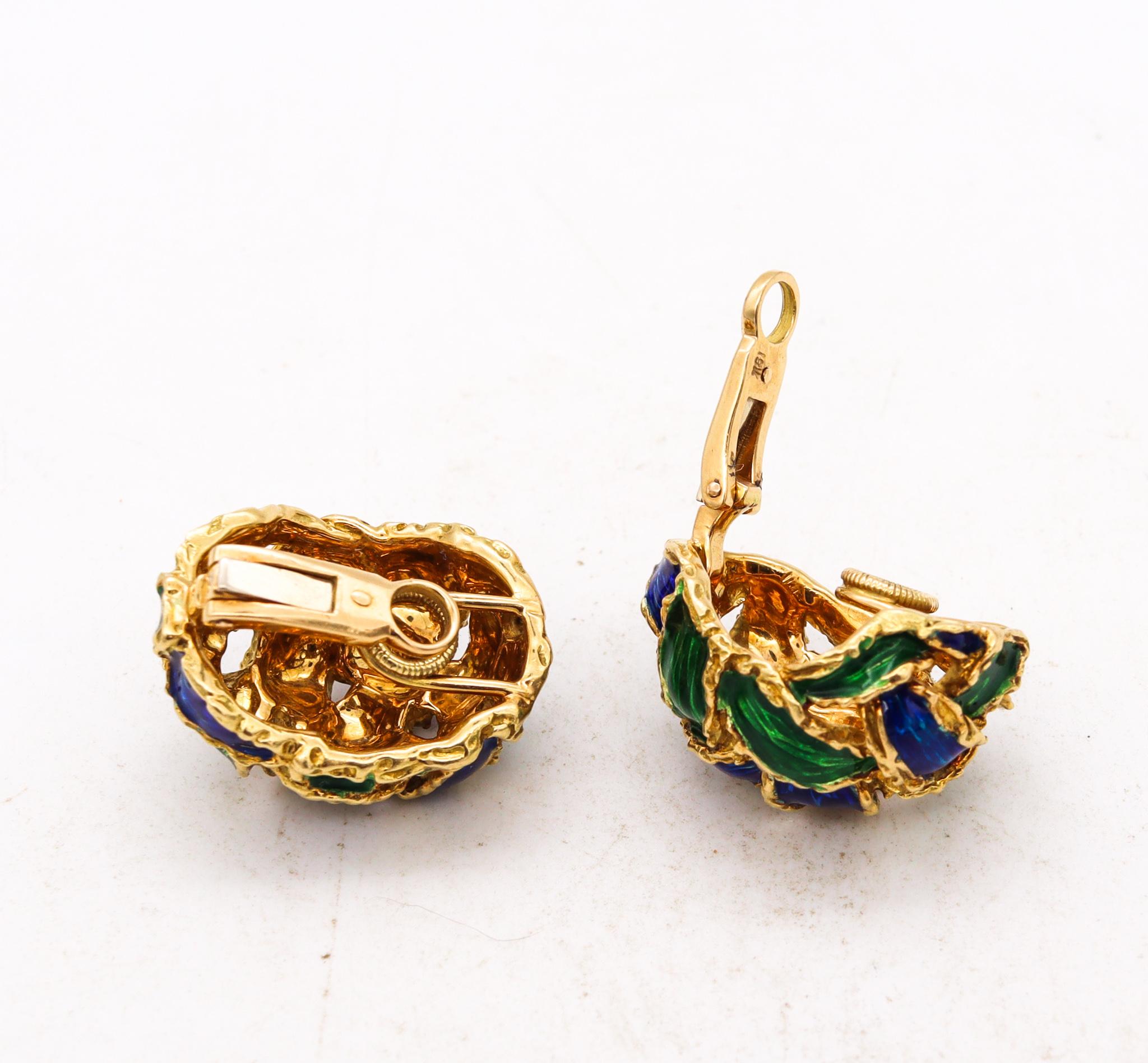 Modernism Italian 1970 Clips Earrings in Textured 18Kt Gold Blue Green Enamel In Excellent Condition In Miami, FL