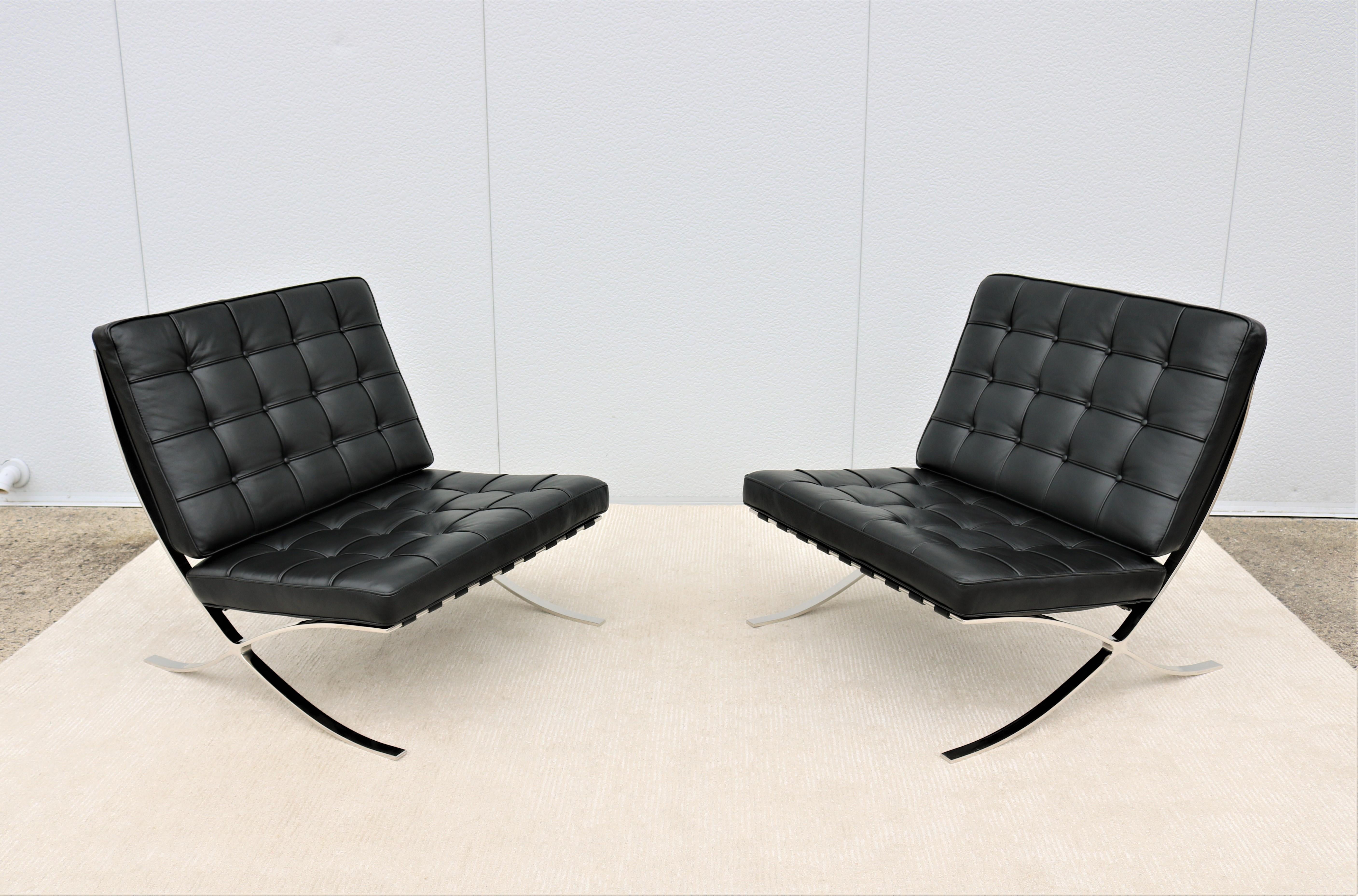 Modernism Ludwig Mies van der Rohe Black Leather Barcelona Lounge Chairs, a Pair In Good Condition In Secaucus, NJ