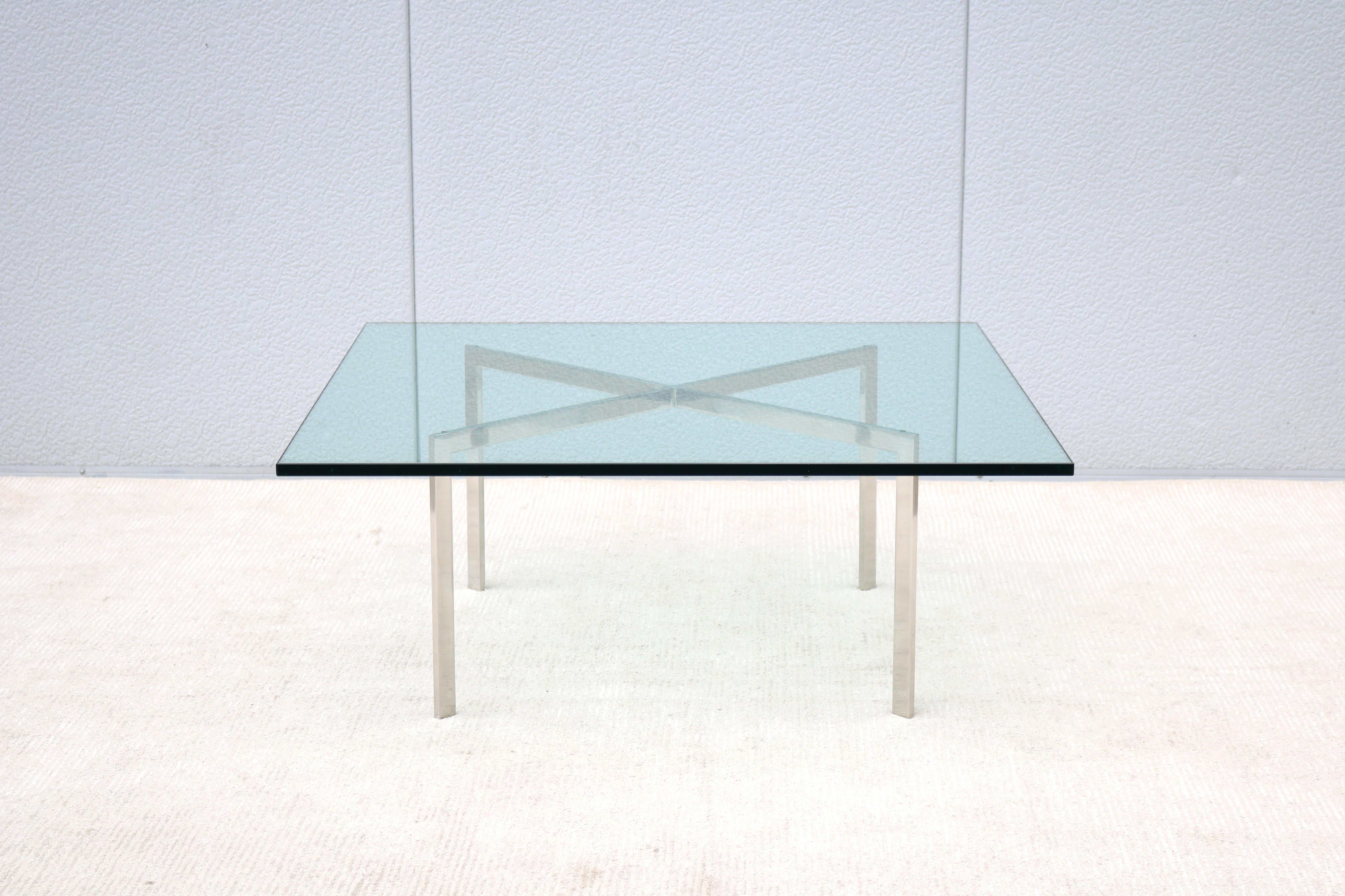 La fabuleuse table basse Barcelona est dotée d'une base en acier inoxydable poli très recherchée, nettement plus travaillée à la main que la structure chromée.
La table classique de Barcelone a été créée à l'origine par Mies van der Rohe en 1930