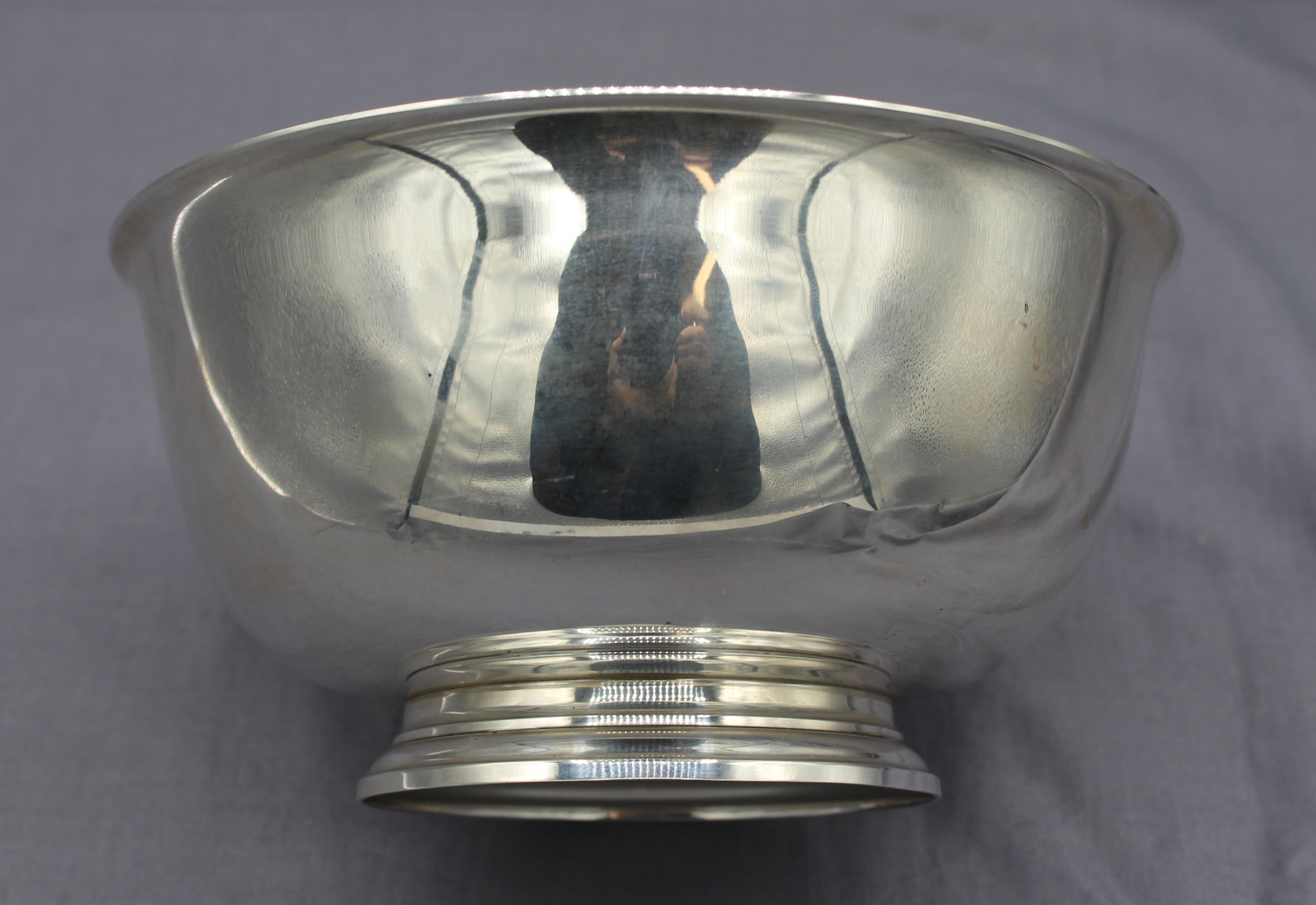 Modernism sterling silver bowl by Tiffany of good size. Vintage. Round stepped base. Marked: Tiffany & Co. Makers Sterling Silver 23616. 12.60 troy oz.
Measures: 6 3/4