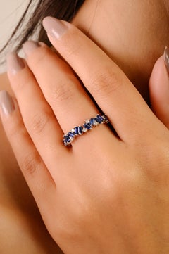 Bague moderniste en or blanc 14 carats avec saphir bleu baguette et diamant