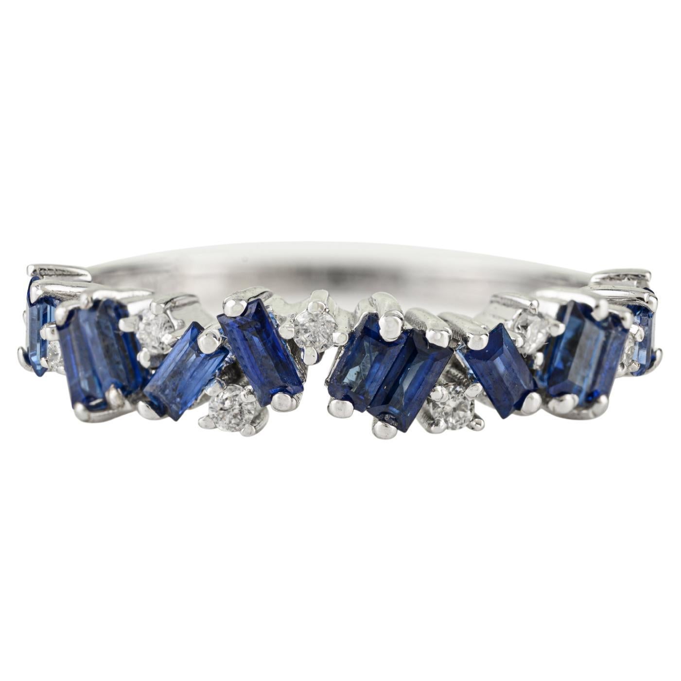 Bague moderniste en or blanc 14 carats avec saphir bleu baguette et diamant